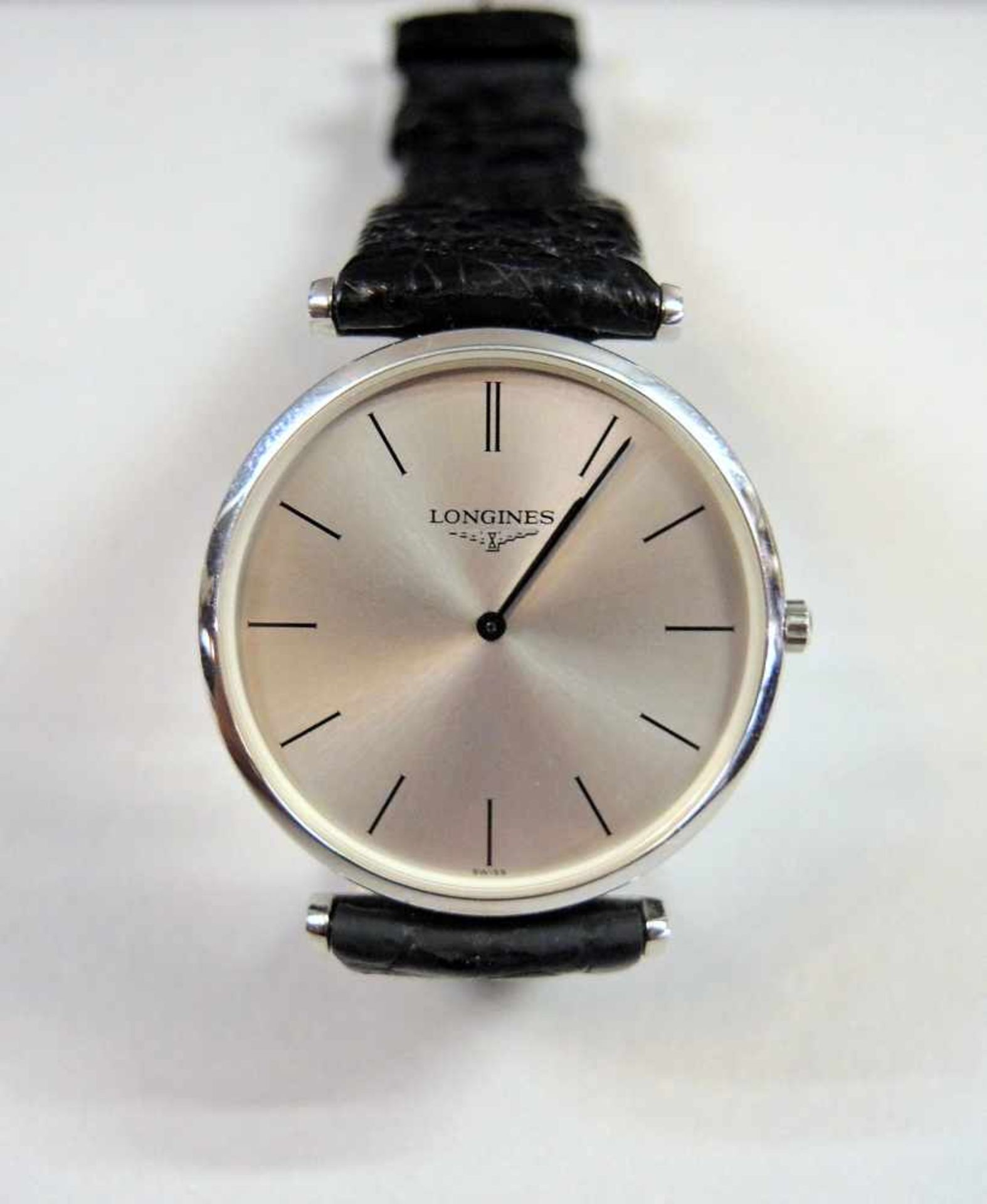 Longines, Armbanduhr La Grande Classic, aus Stahl und Quartz. mit Handaufzug, schwarzes Lederband,