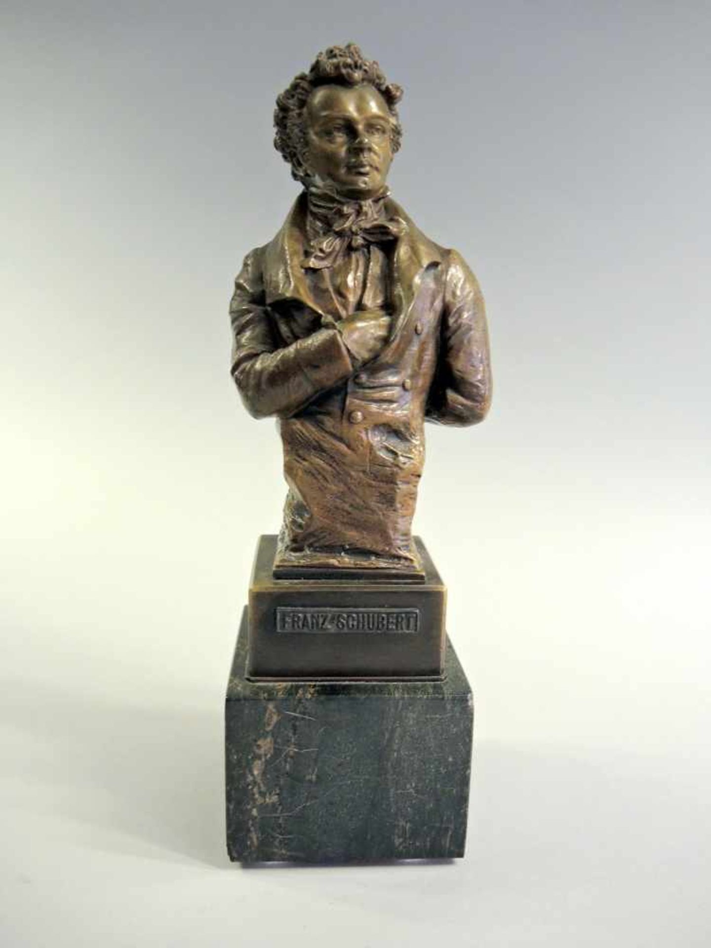 Carl Kauba, 1865 Wien - 1922 ebenda Bronze mit schwarz-brauner Patina, auf Marmorsockel. Feine