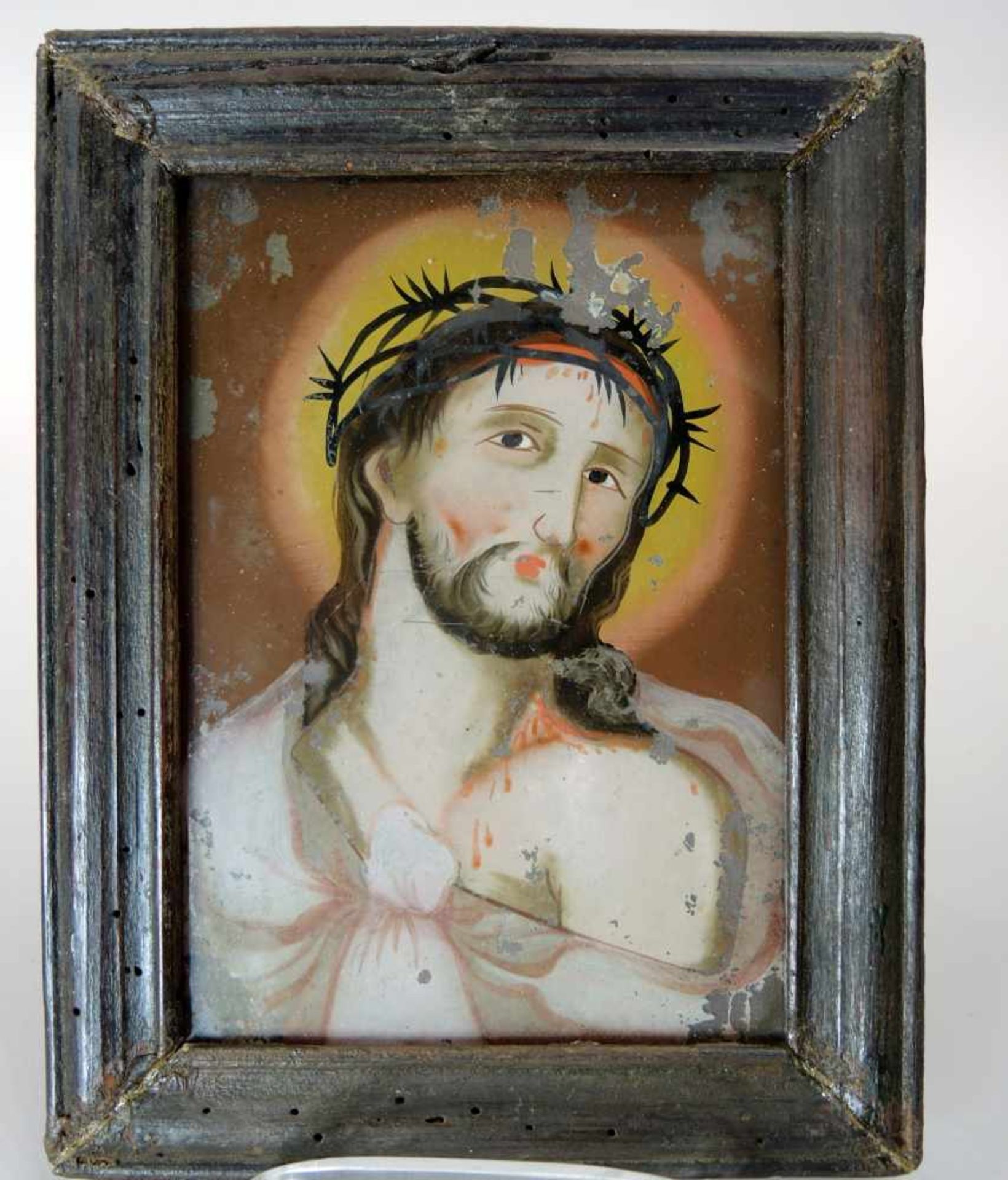 Ecce Homo Hinterglasbild, altgerahmt. Jesus mit Dornenkrone und Geißelspuren. Farbabplatzer,