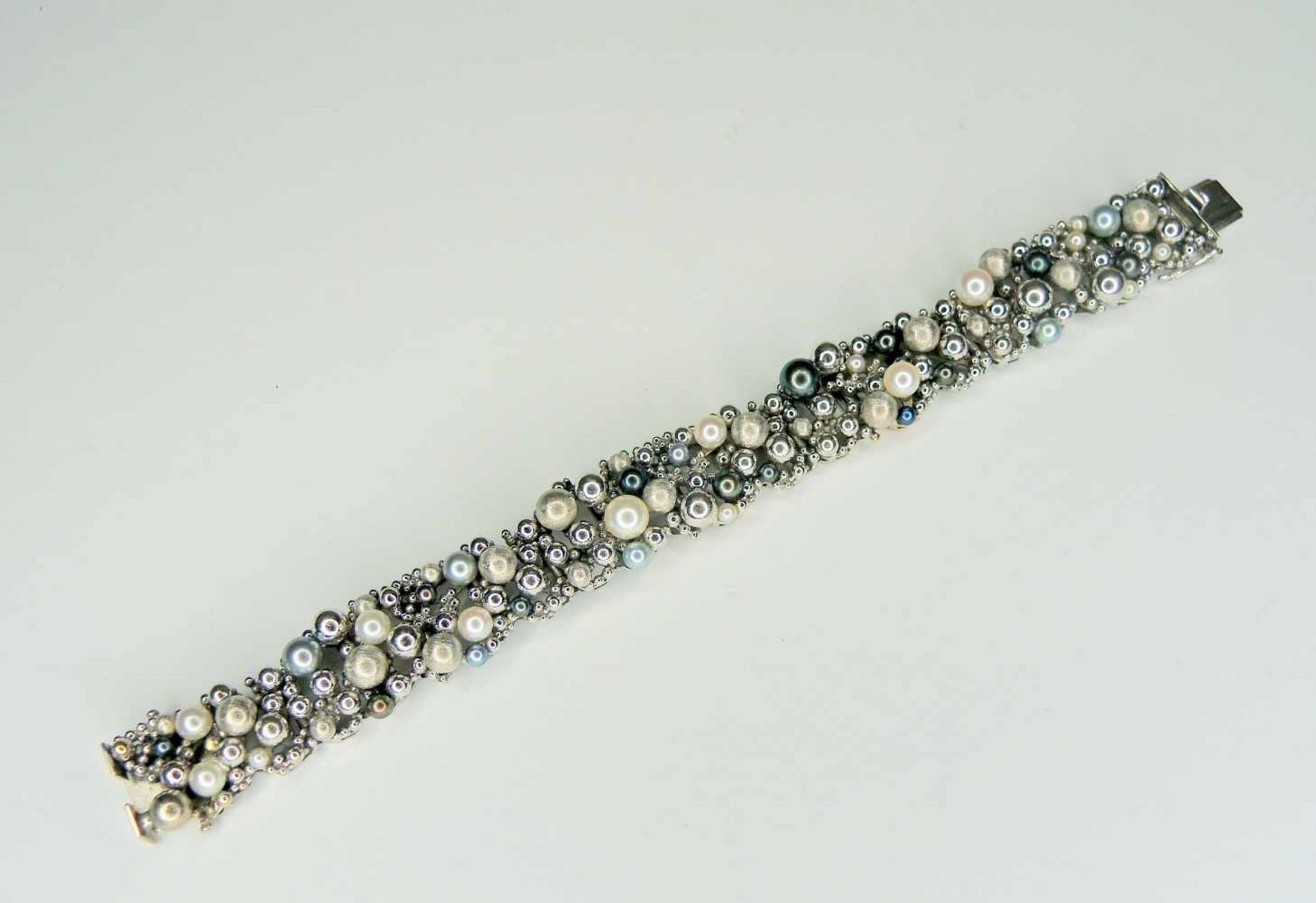 Feines Armband mit Perlen 14 K. Weißgold mit grauen und weißen Perlen. 1970er- Jahre. L ca. 19 cm,