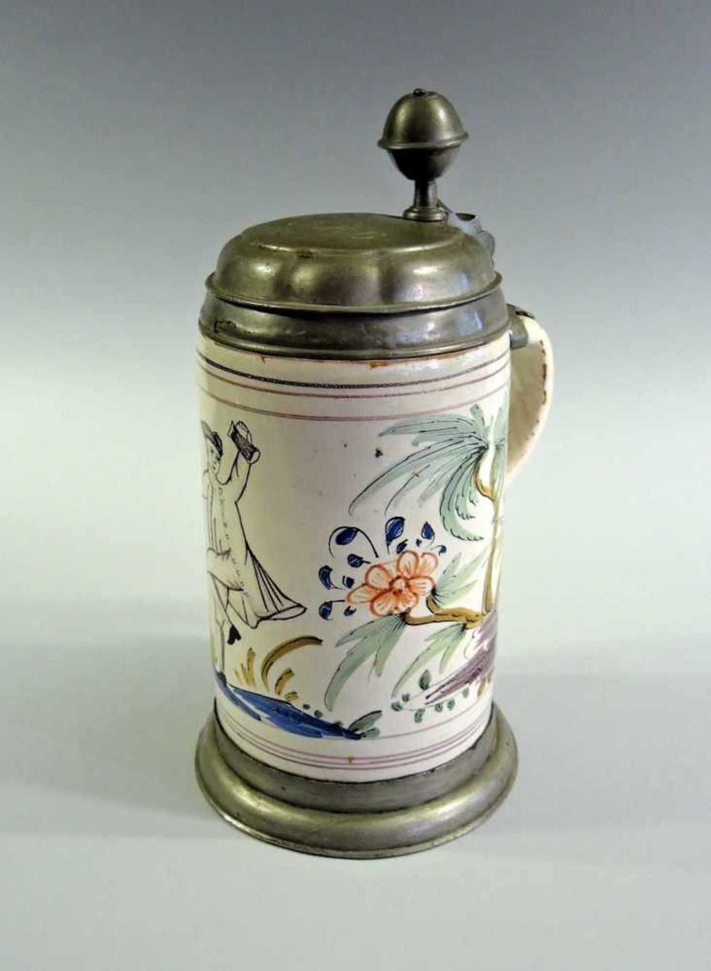Fayence Walzenkrug Keramik, mit Zinndeckel und Zinn-Standfuß. Weiße Glasur, handbemalt, an der - Bild 2 aus 2