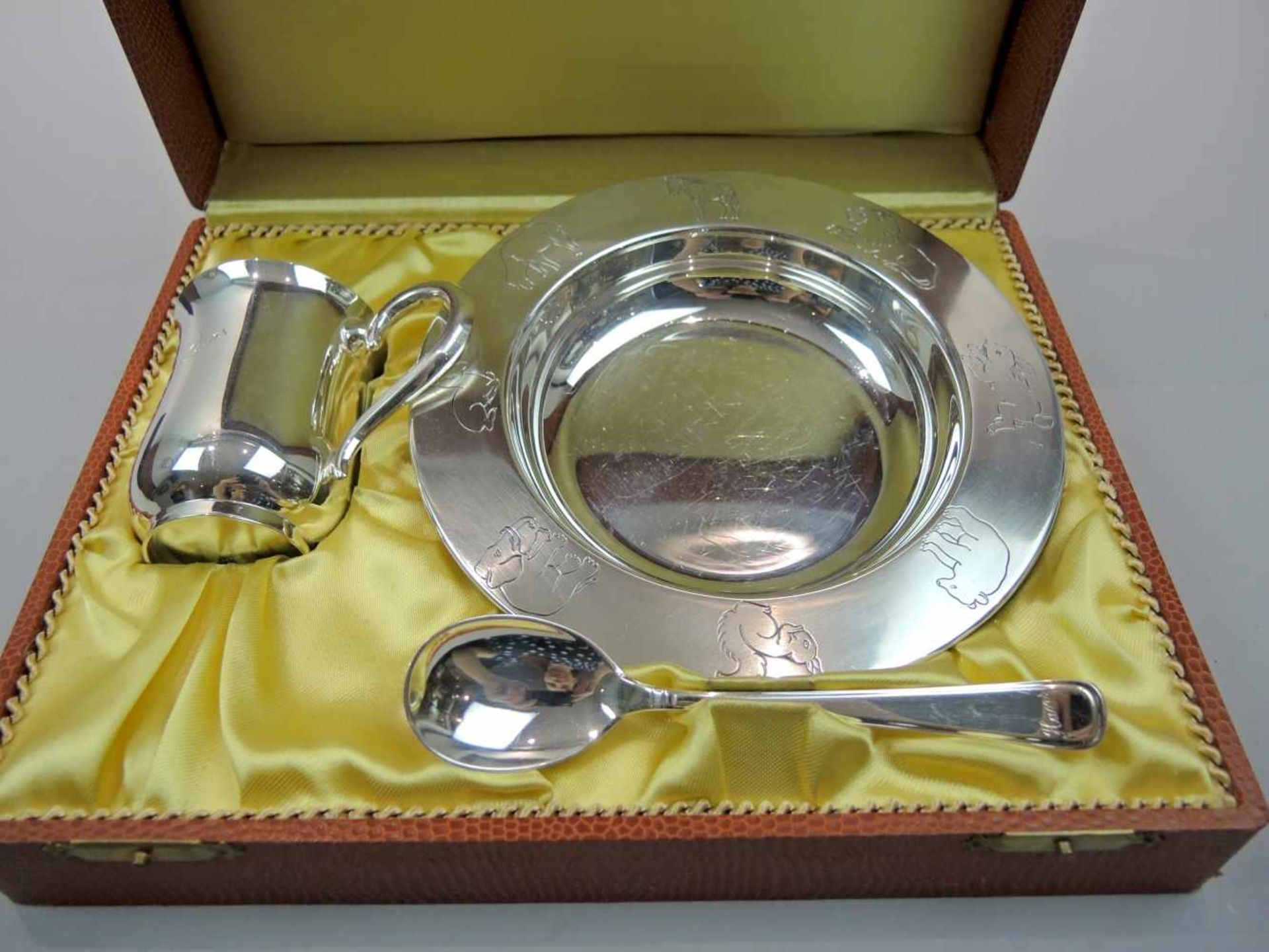 Taufgeschirr in Originalbox Silber 830, Silber 835, jeweils mit Feingehaltsstempel, Halbmond und