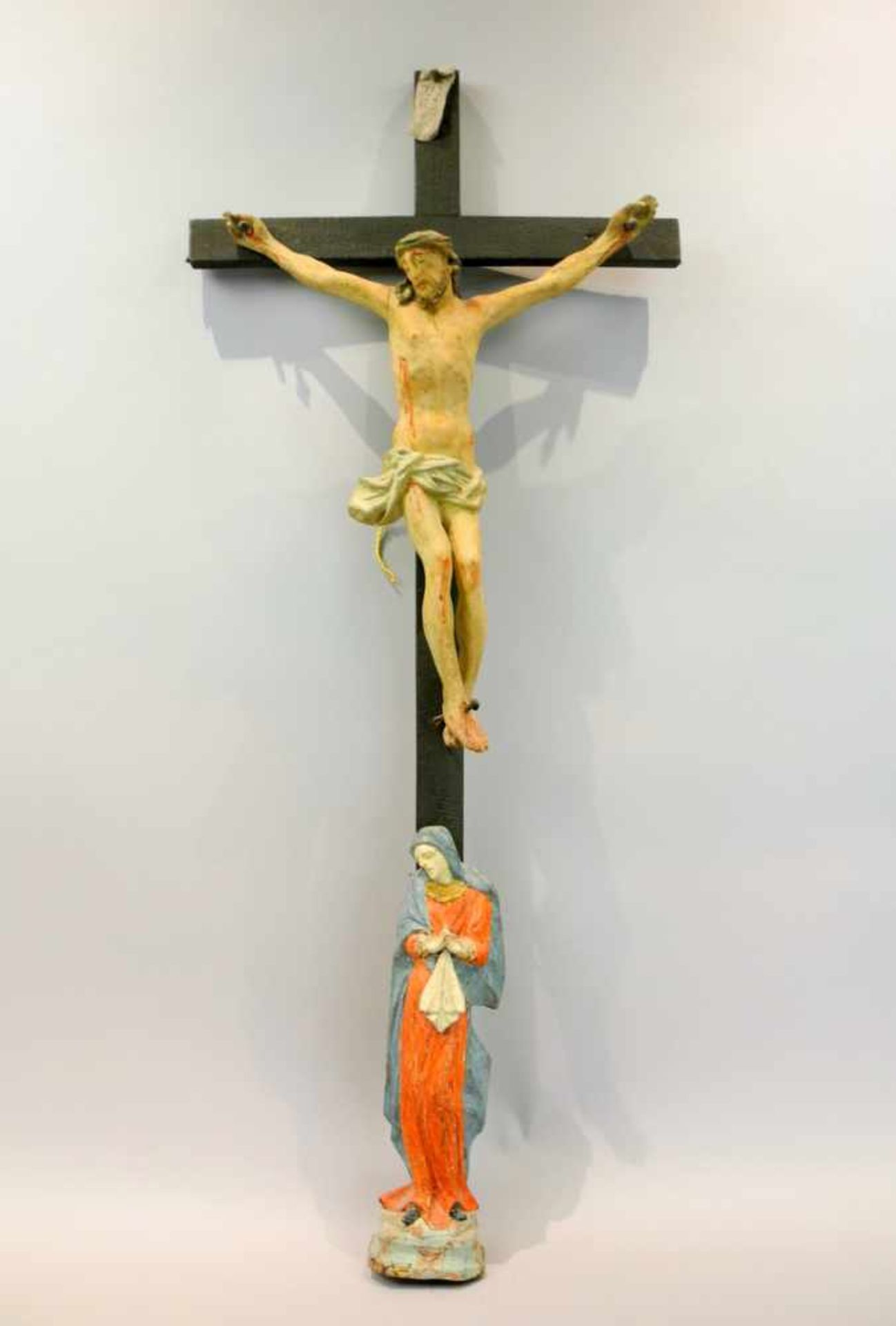 Kreuz mit Marienfigur Holz, farbig gefasst. Restaurierter, guter Zustand. Oberammengau, zwischen