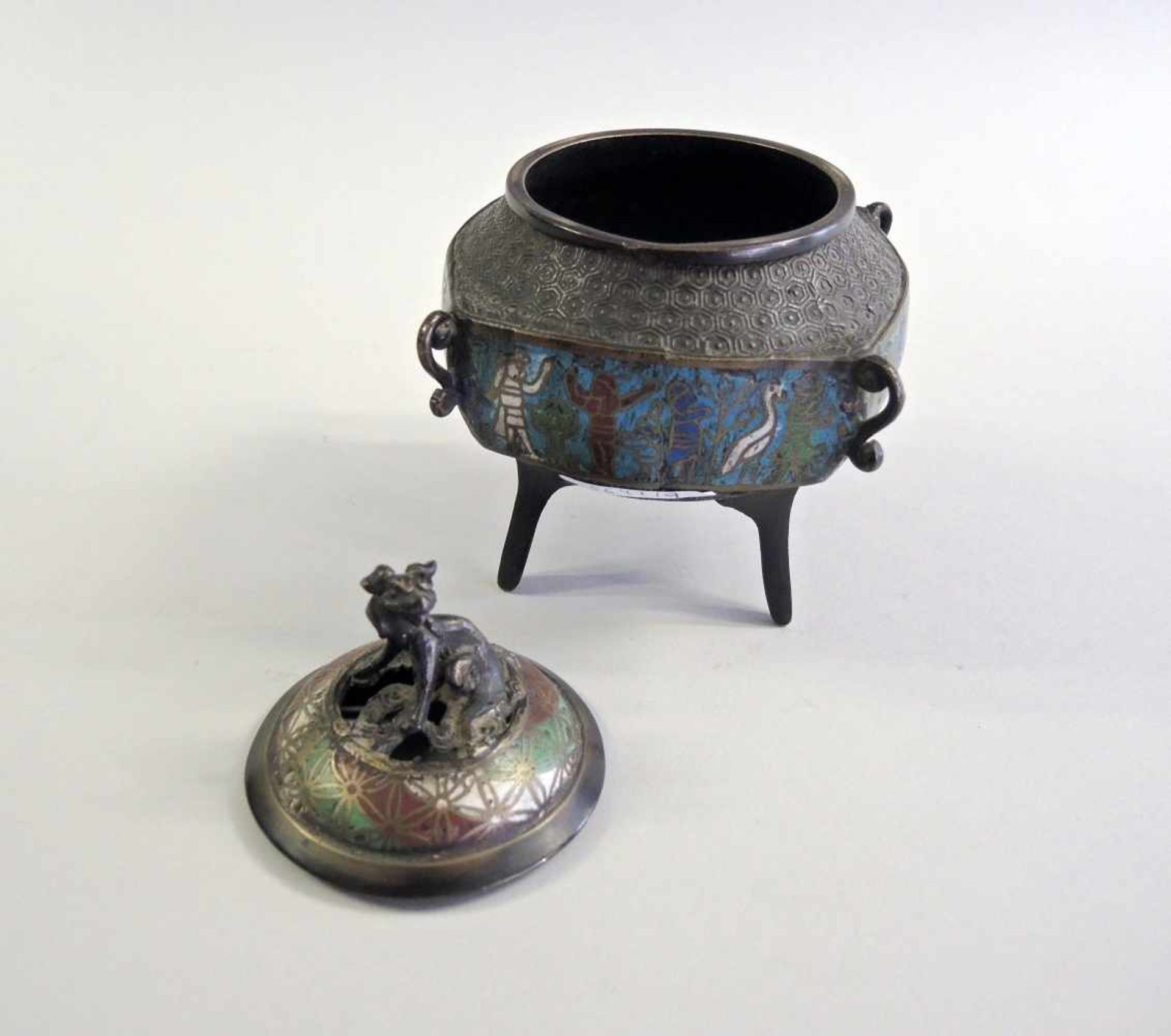 Chinesischer Weihrauch-Brenner Bronze. Viereckiger Weihrauchtopf mit kleinen Eckhenkeln auf drei - Image 2 of 2