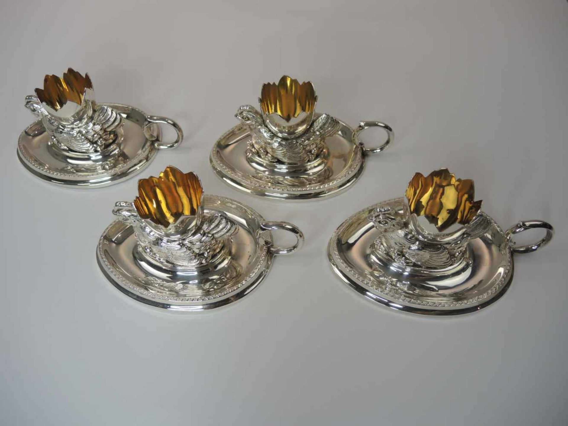 Außergewöhnliches Eierbecher-Set Silber plated, unpunziert. Eierförmige Teller mit volutenförmigen