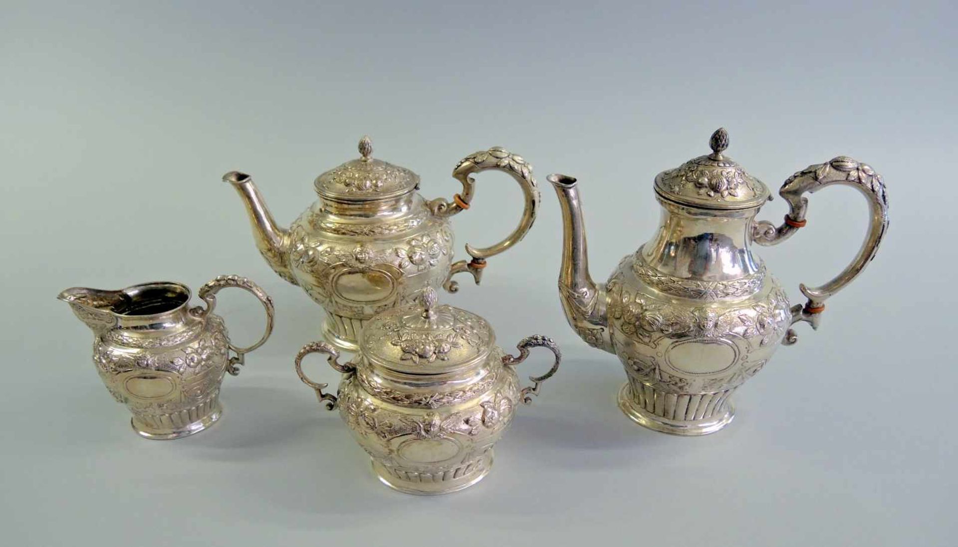 Kaffee- und Teekannen mit Dose und Kännchen Silber, jeweils am Boden mit Jahresmarke 1767,