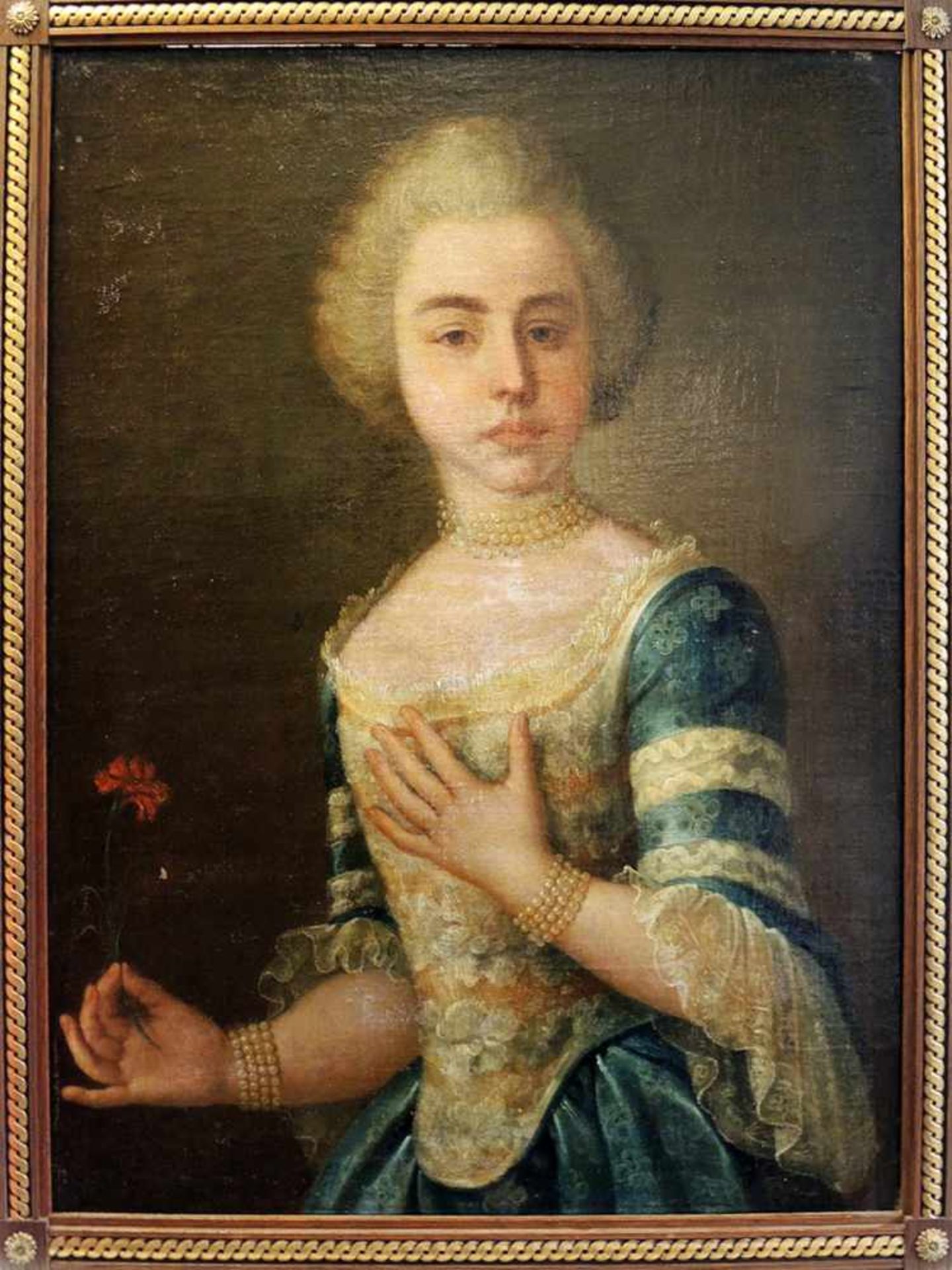 Barockes Damenporträt Öl/Leinwand. Dame mit Perlenkette, Spitzenkorsett und einer Nelke in der Hand.