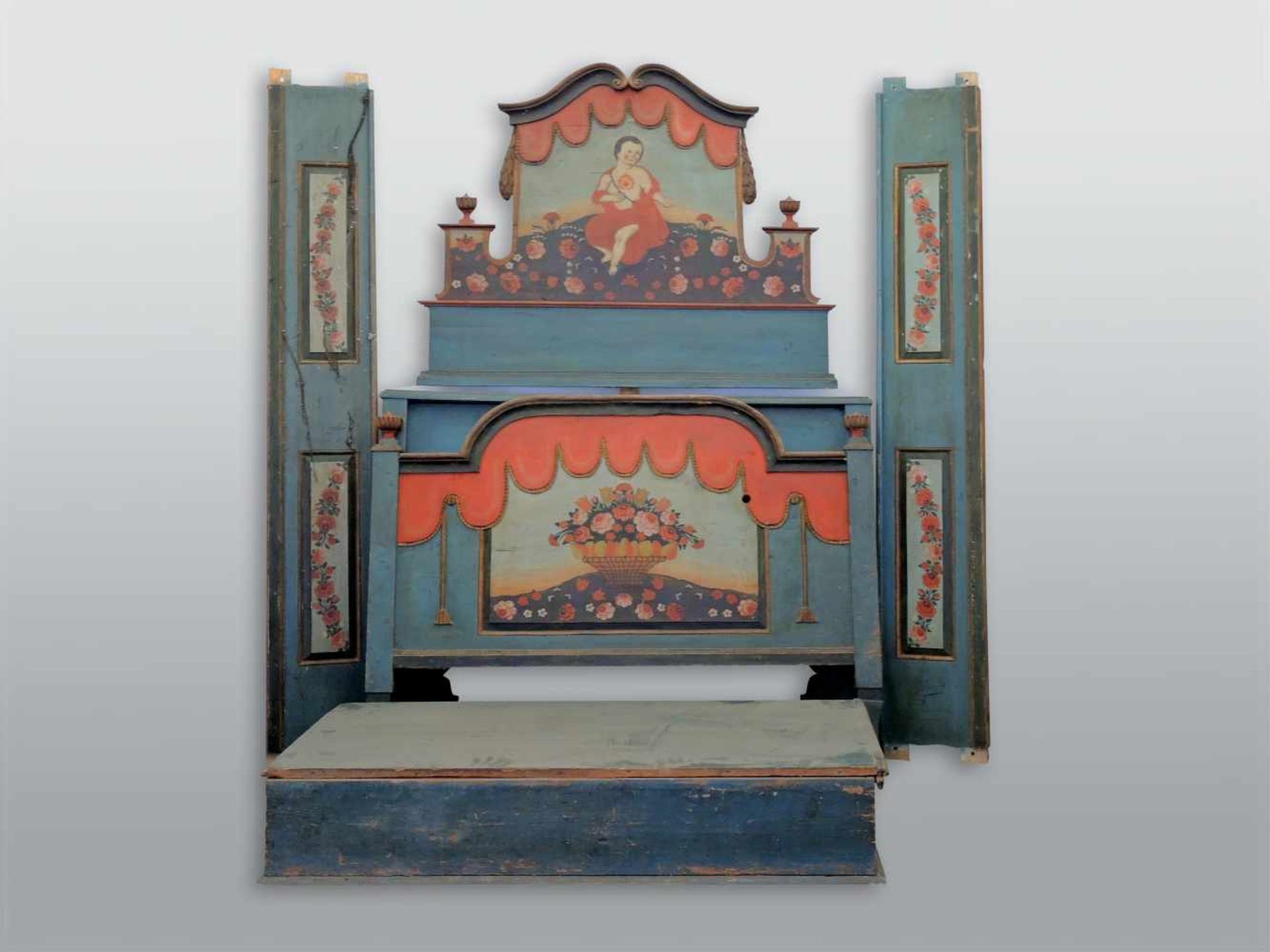 Inntaler Hochzeitsbett Mit innenliegender Truhe, original bemalt. Inntal, um 1820. H x B x T ca. 170