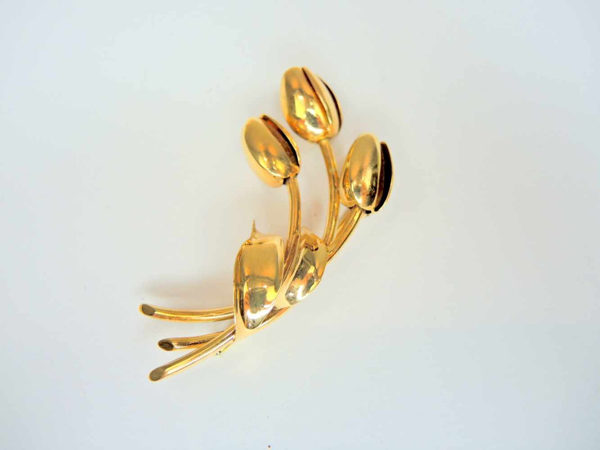 Goldene Brosche 14 K. Gelbgold, in Form von 3 Tulpen. H x B ca. 6,5 x 3 m, Gewicht 14 g