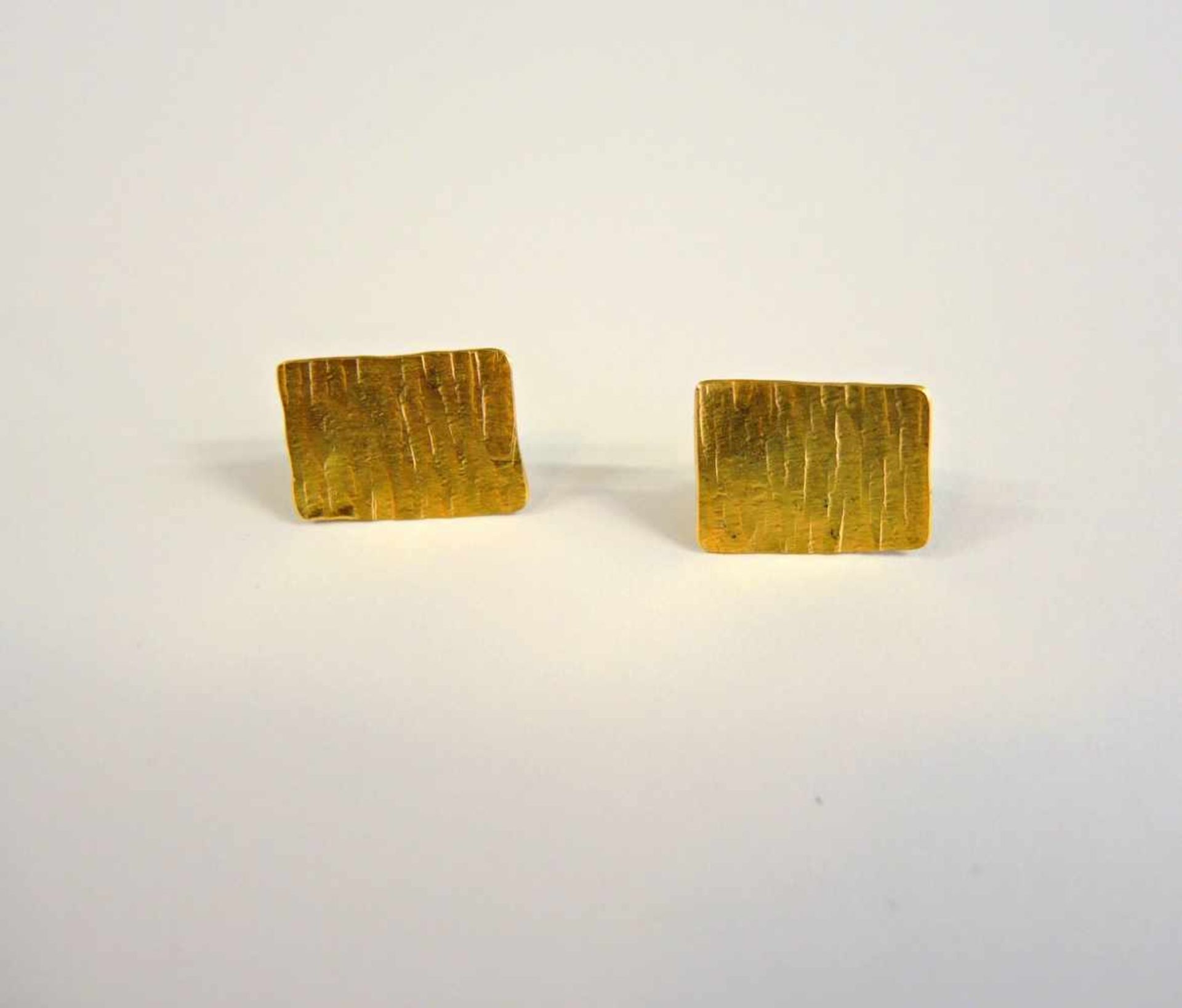 Paar Ohrstecker18 K. Gelbgold, in Blättchen-Form. 1970er- Jahre. L x B ca. 2 x 1,5 cm, Gewicht 4 g