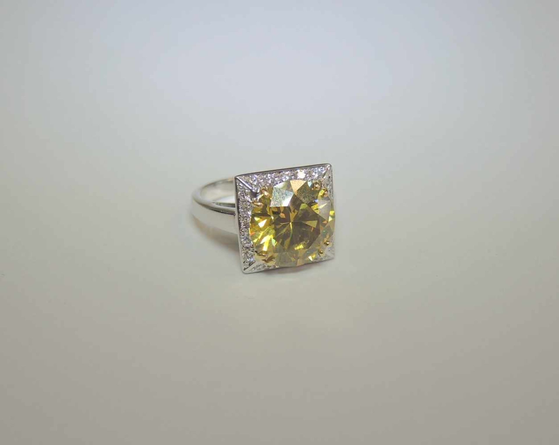 Großer Brillantring18 K. Weißgold, mit zentralem Brillanten von ca. 6,60 ct., Farbe: vivid