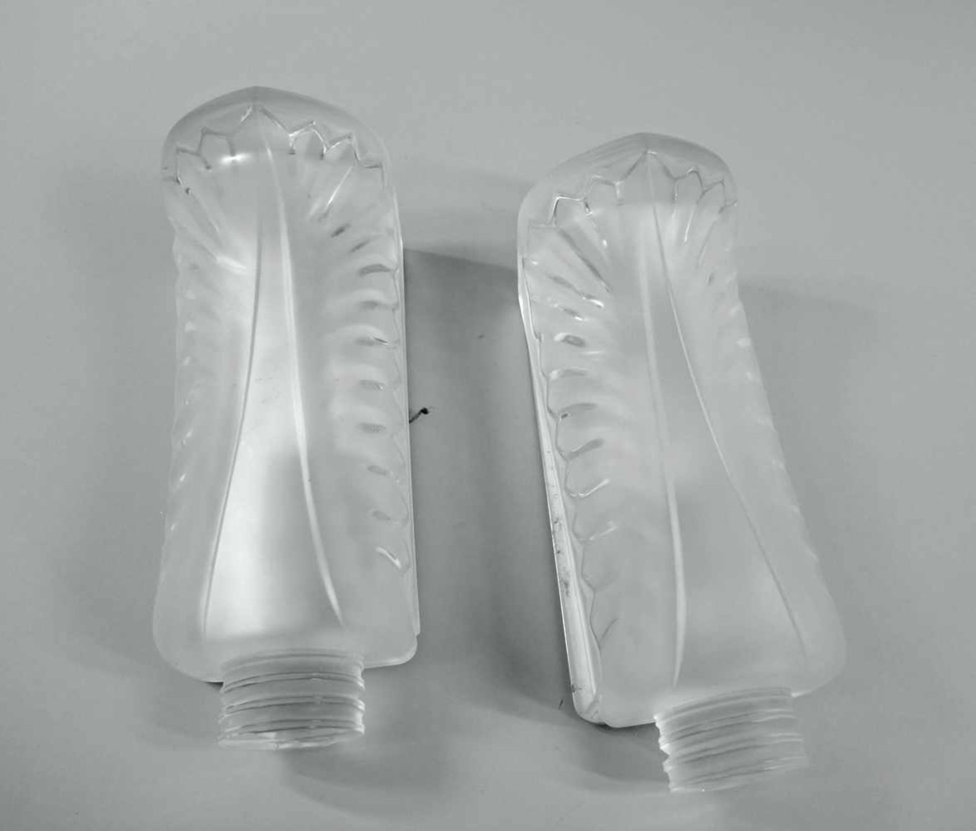 Lalique, Paar WandleuchtenSatiniertes Kristallglas, Chrom-Montur. Paar Wandleuchten des bekannten