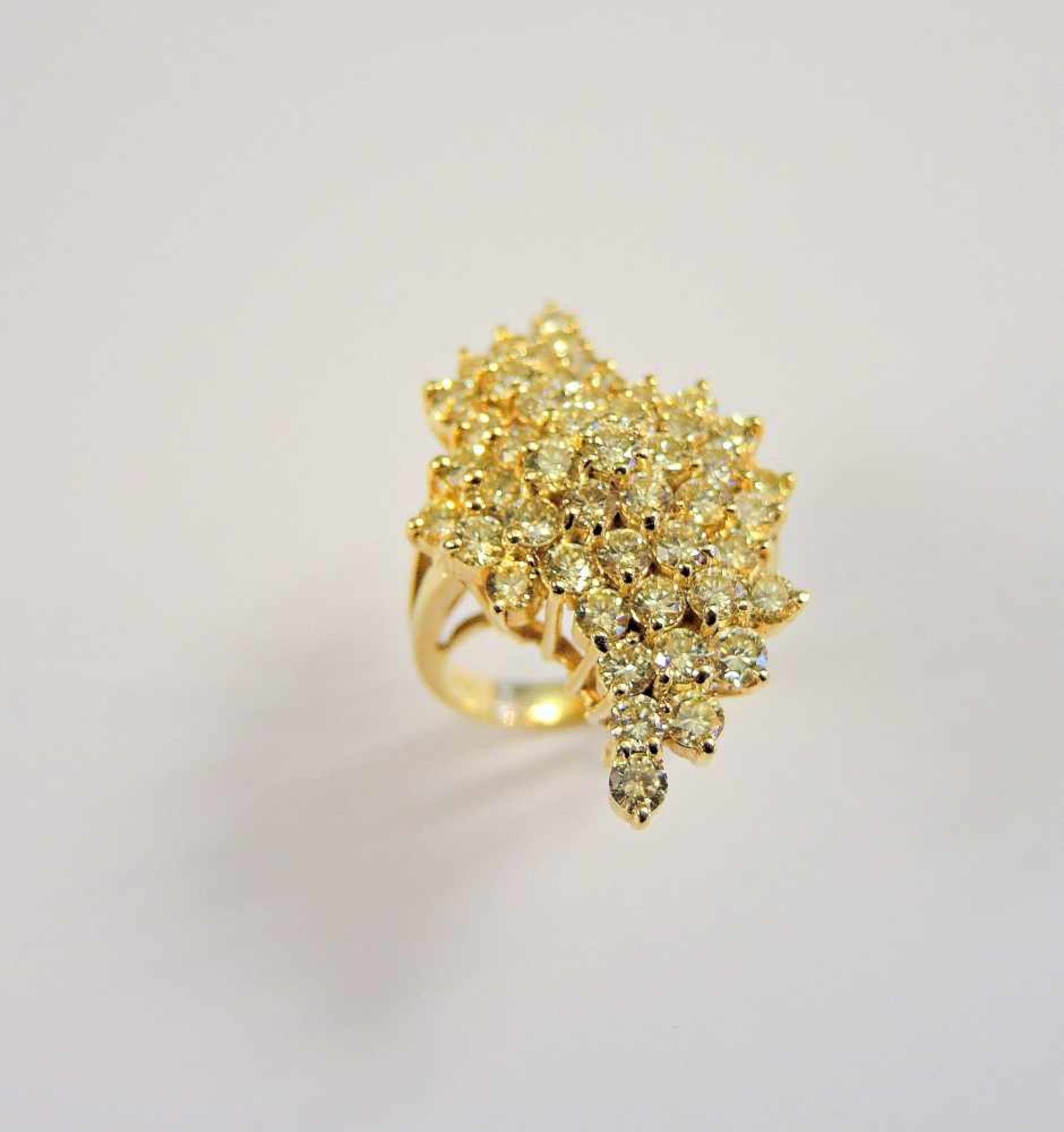 Diamant-Ring14 K. Gelbgold-Fassung, mit 50 Diamanten von zusammen ca. 5 ct. Farbe: g. In feiner