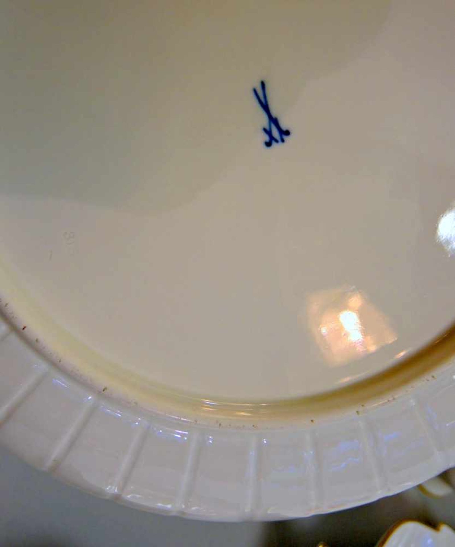 Meissen, Konvolut von Schalen und VasenPorzellan, jeweils am Boden mit unterglasurblauer - Bild 2 aus 2