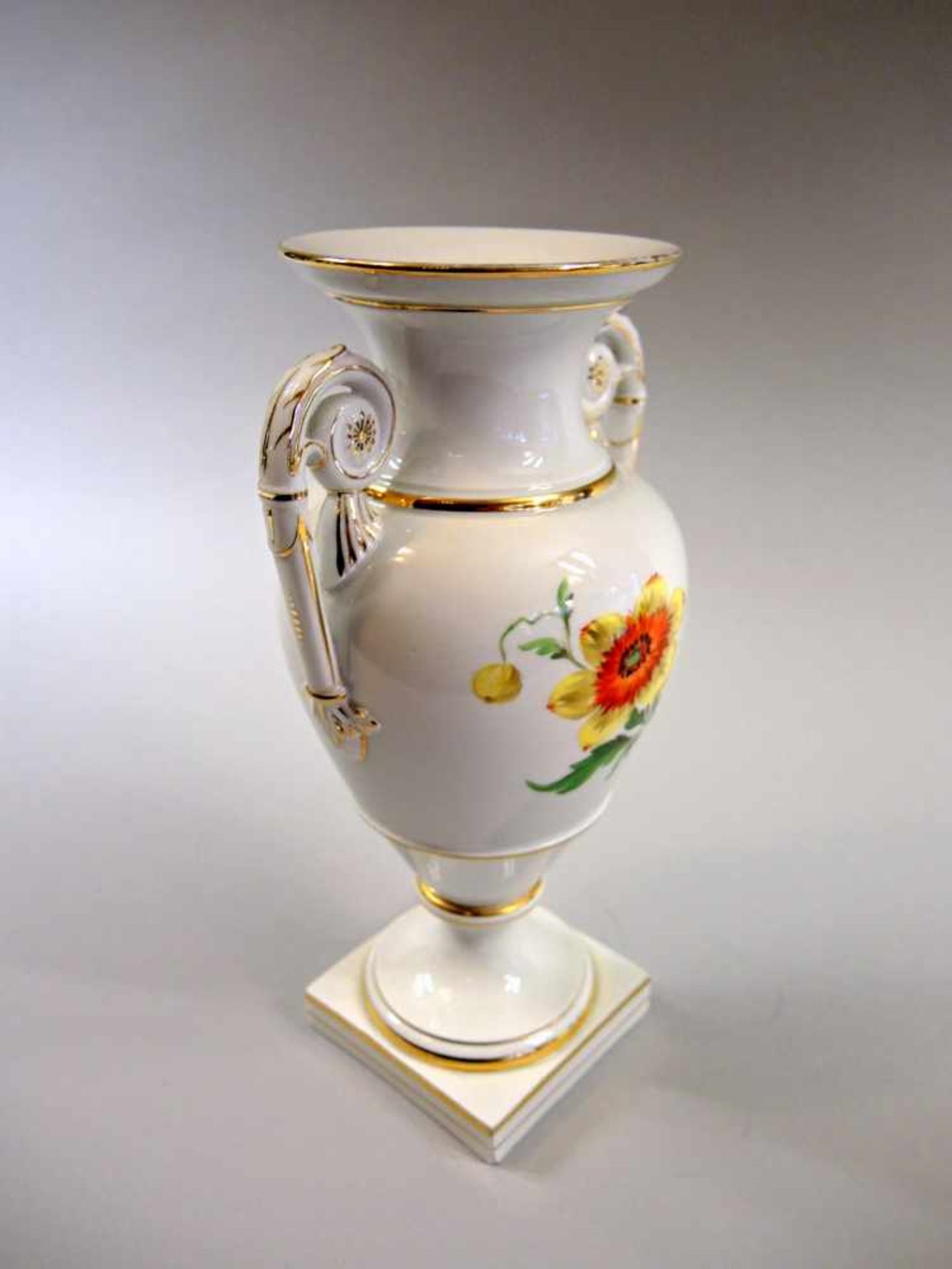 Meissen, Henkelvase mit BlumenbouquetPorzellan, am Boden mit unterglasurblauer Schwertermarke - Bild 2 aus 3