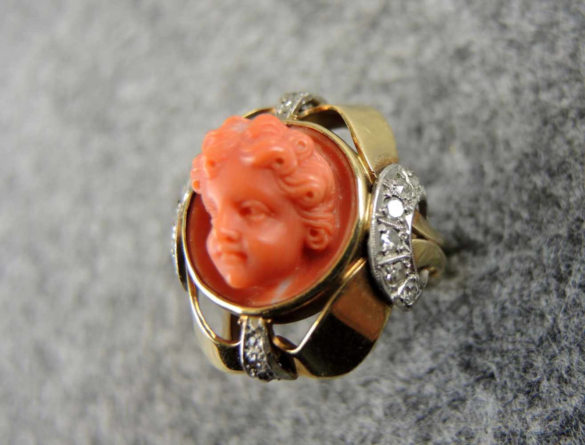 Feiner Ring14 K. Gelbgold, mit geschnitztem Puttenkopf und Korall- und Diamantbesatz. Italien, - Bild 2 aus 2