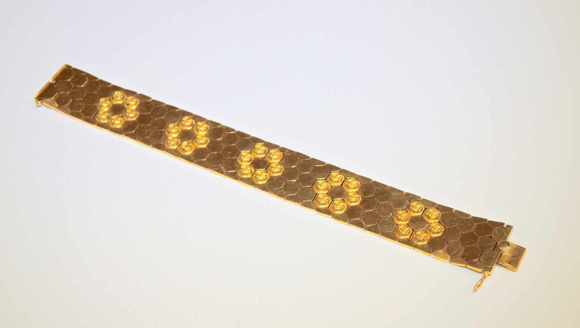 Armband in Blumenform mit Besatz18 K. Gelbgold. In guter Erhaltung. Deutschland, um 1950. L ca. 20