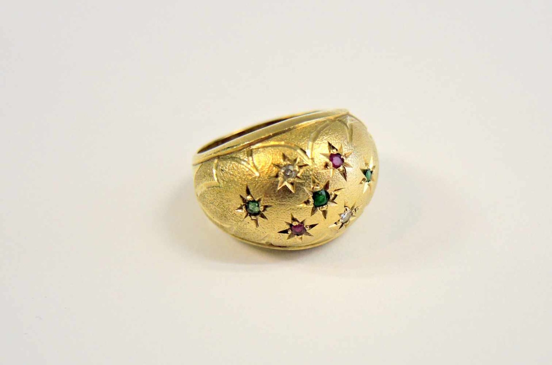 Sternenhimmel-Ring14 K. Gelbgold mit Rubin- und Spahirbesatz sowie kleinen Diamanten. In guter