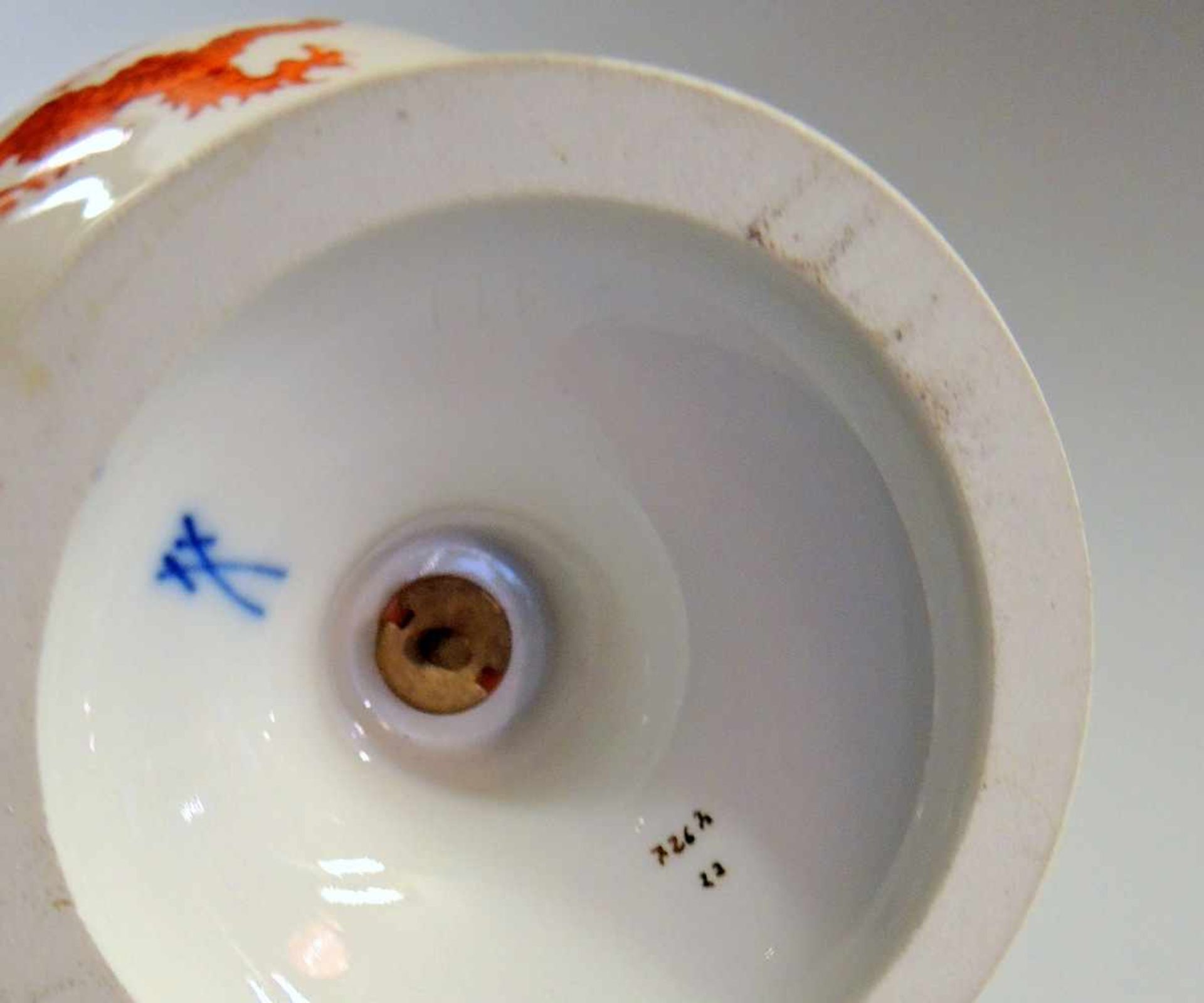 Meissen, HenkelvasePorzellan, am Boden mit unterglasurblauer Schwertermarke gekennzeichnet. Vase mit - Image 2 of 2
