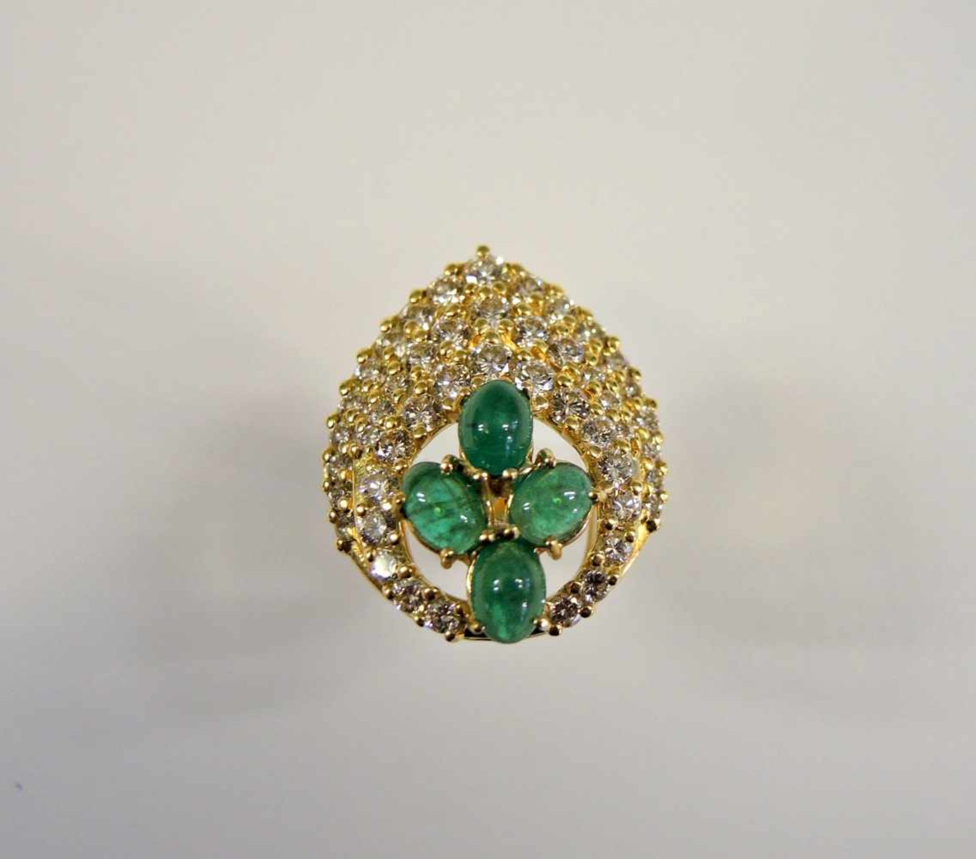 Diamant-Smaragd-Ring18 K. Gelbgold, besetzt mit Diamanten von zusammen ca. 2 ct., Farbe: g,
