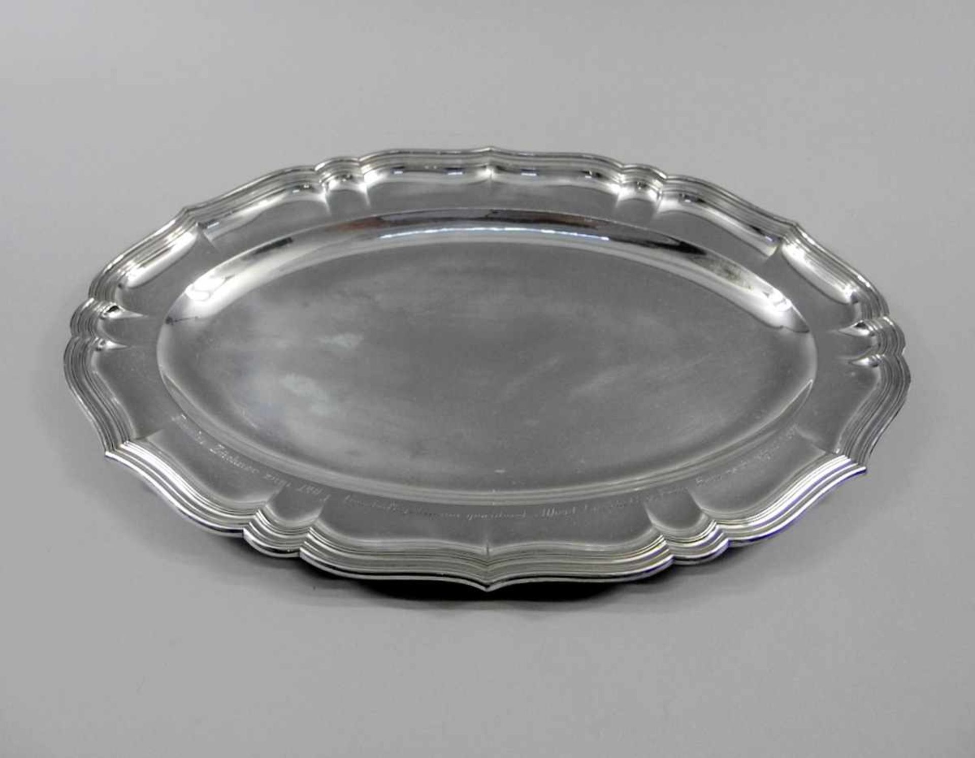 Ovales Silber-TablettSilber 800, rückseitig im Spiegel mit Halbmond und Krone, Feingehalt und