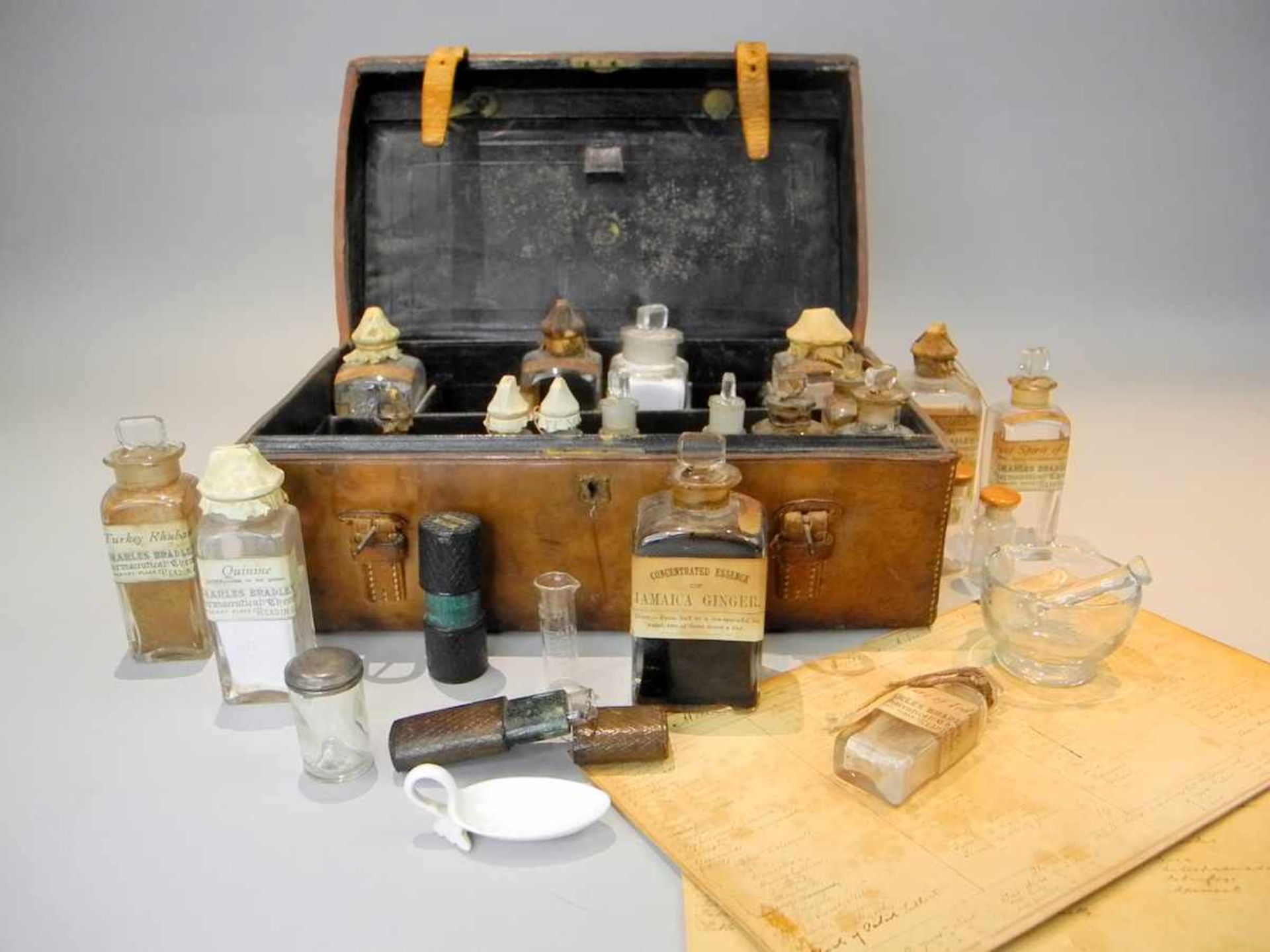 Englische Reise-ApothekeVerschiedene Behälter aus Glas, Keramik. Seltene Reise-Apotheke der