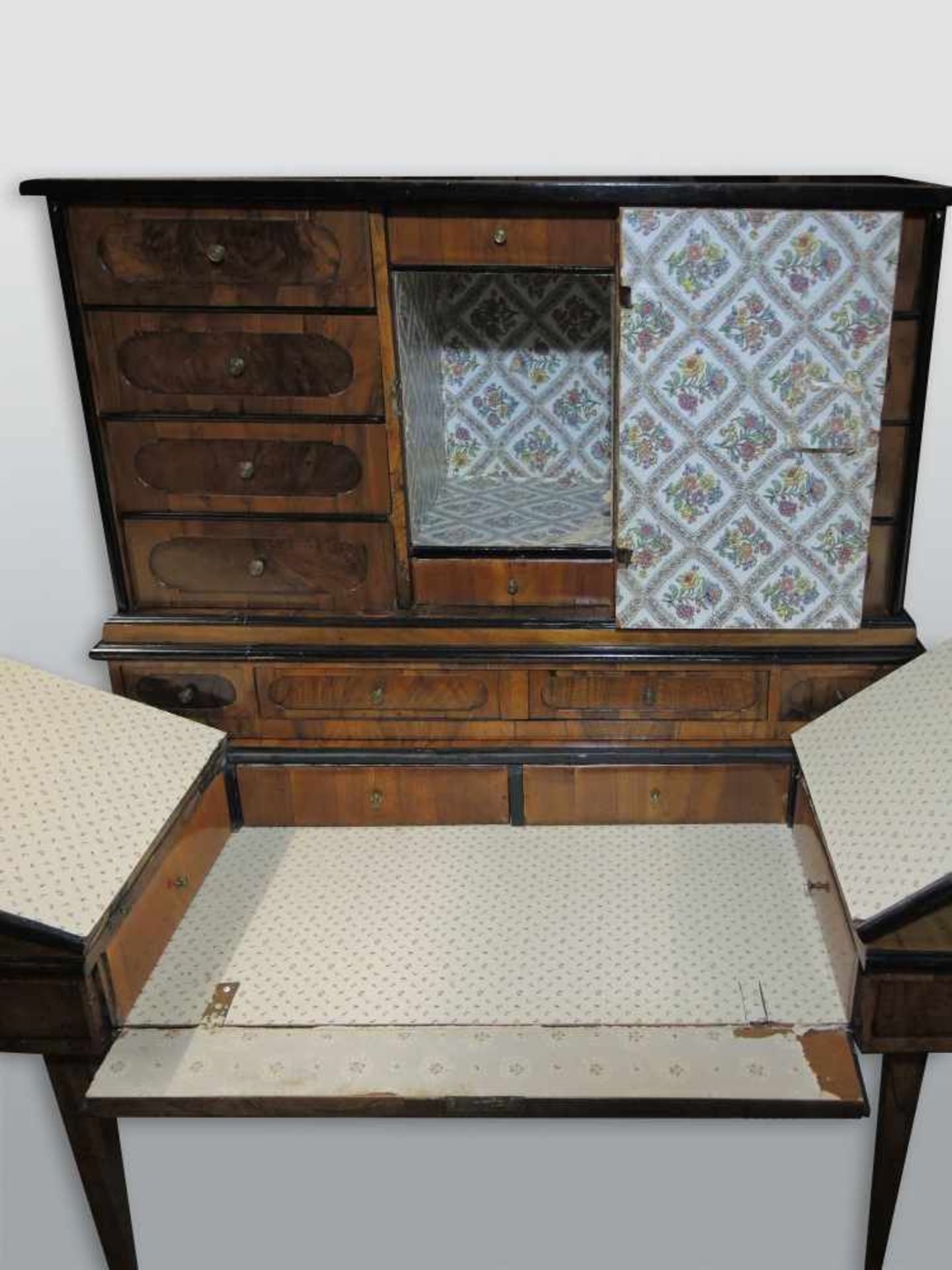 Aufsatz-Schreibmöbel mit TabernakelNussbaum-Untergestell. Aufsatz um 1820, Rest um 1750, - Image 2 of 3