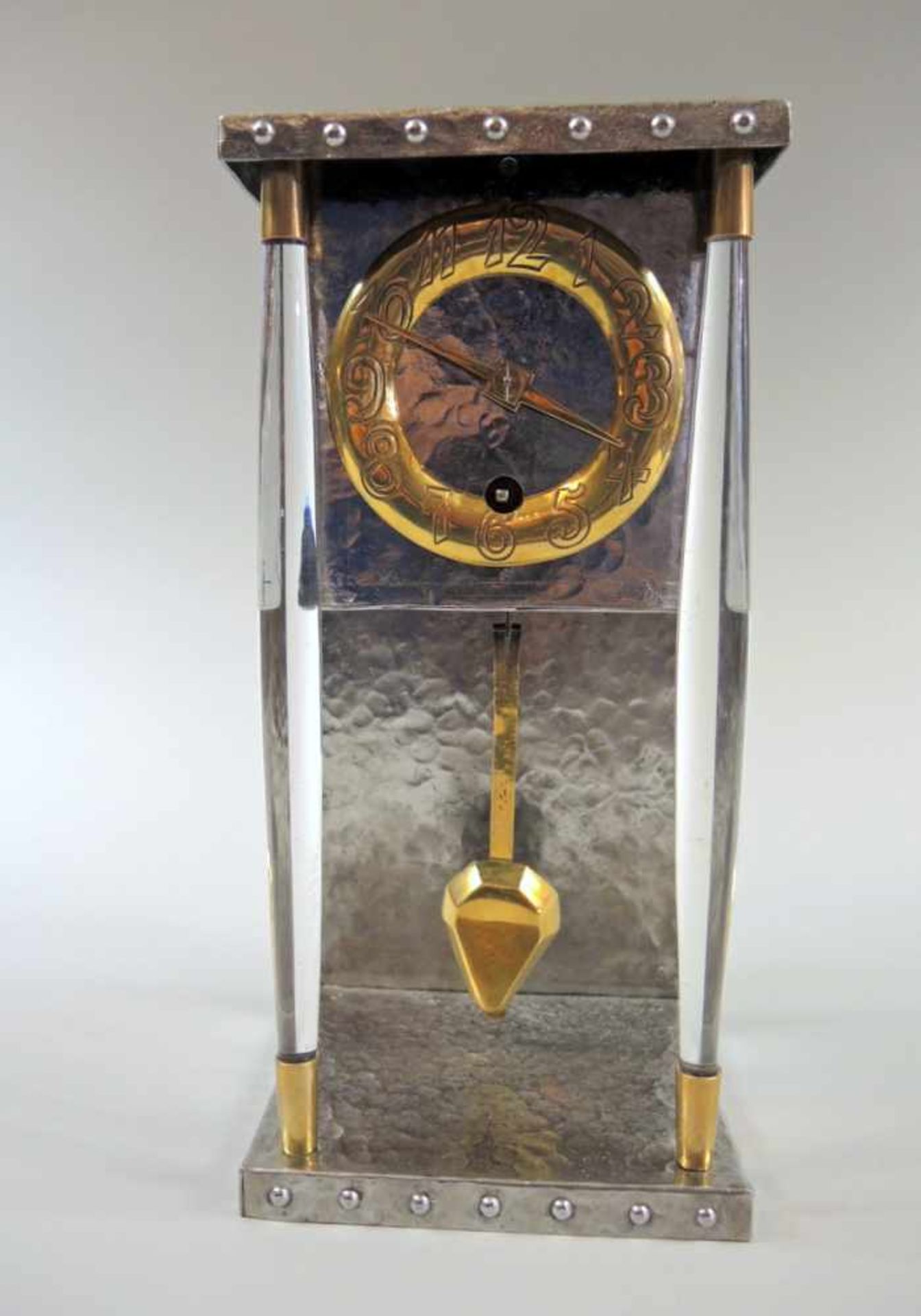 Hochwertige Art déco KommodenuhrGetriebenes Eisen, Kupfer, Bakelit. Uhrenkasten mit goldenem