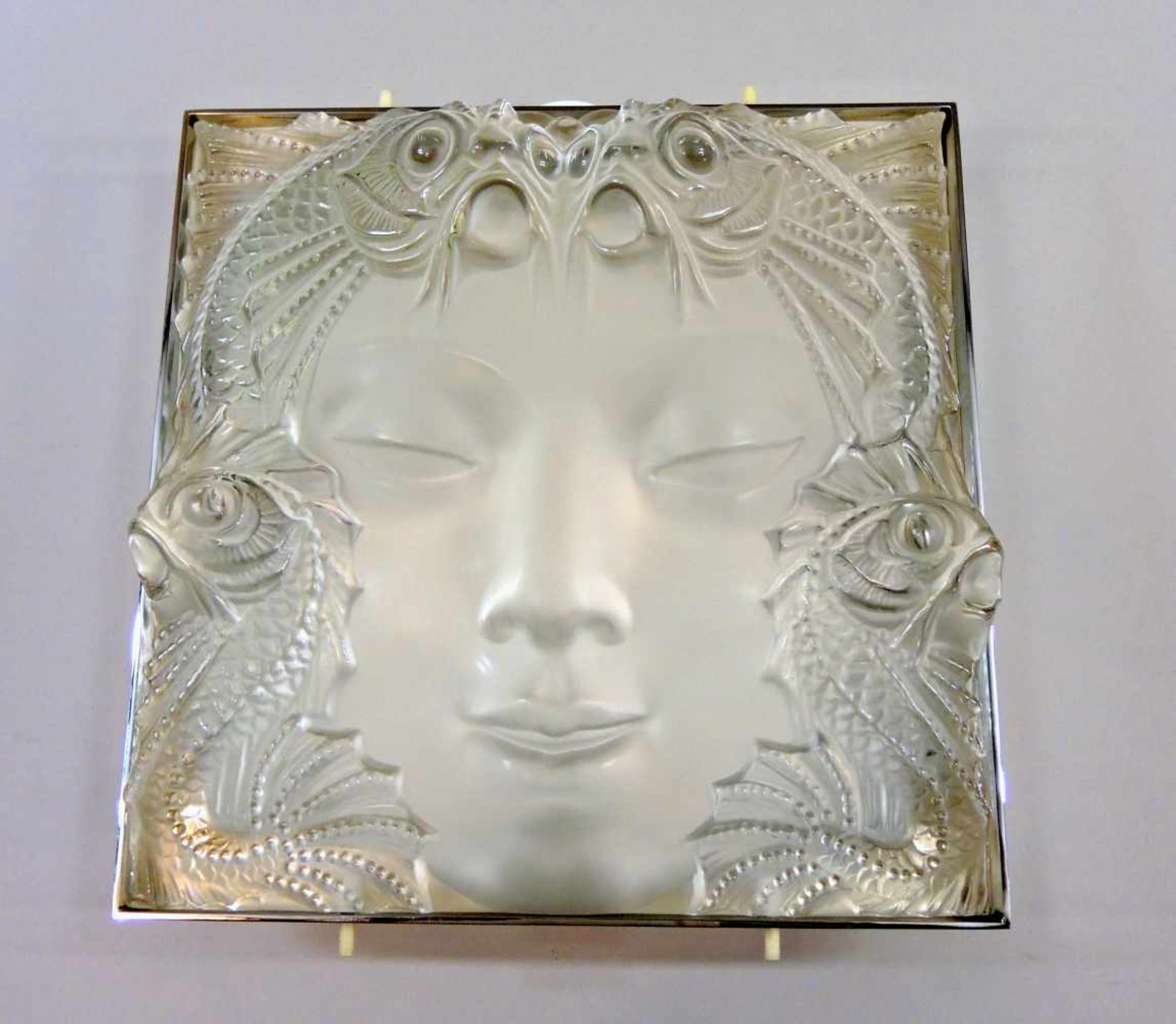 Lalique, Wandleuchte "Masque de Femme"Satiniertes Kristallglas, Chom-Montur. Reliefiertes