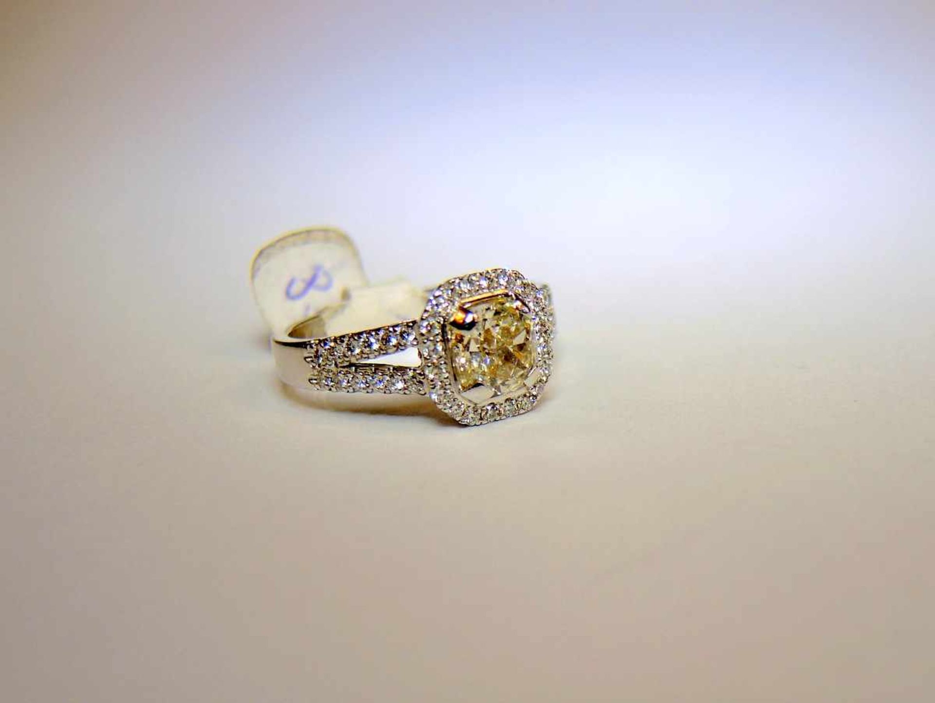 Feiner Damenring18 K. Weißgold, mit Diamant im Cushion-Cut von ca. 1,10 ct., Farbe: K, getöntes