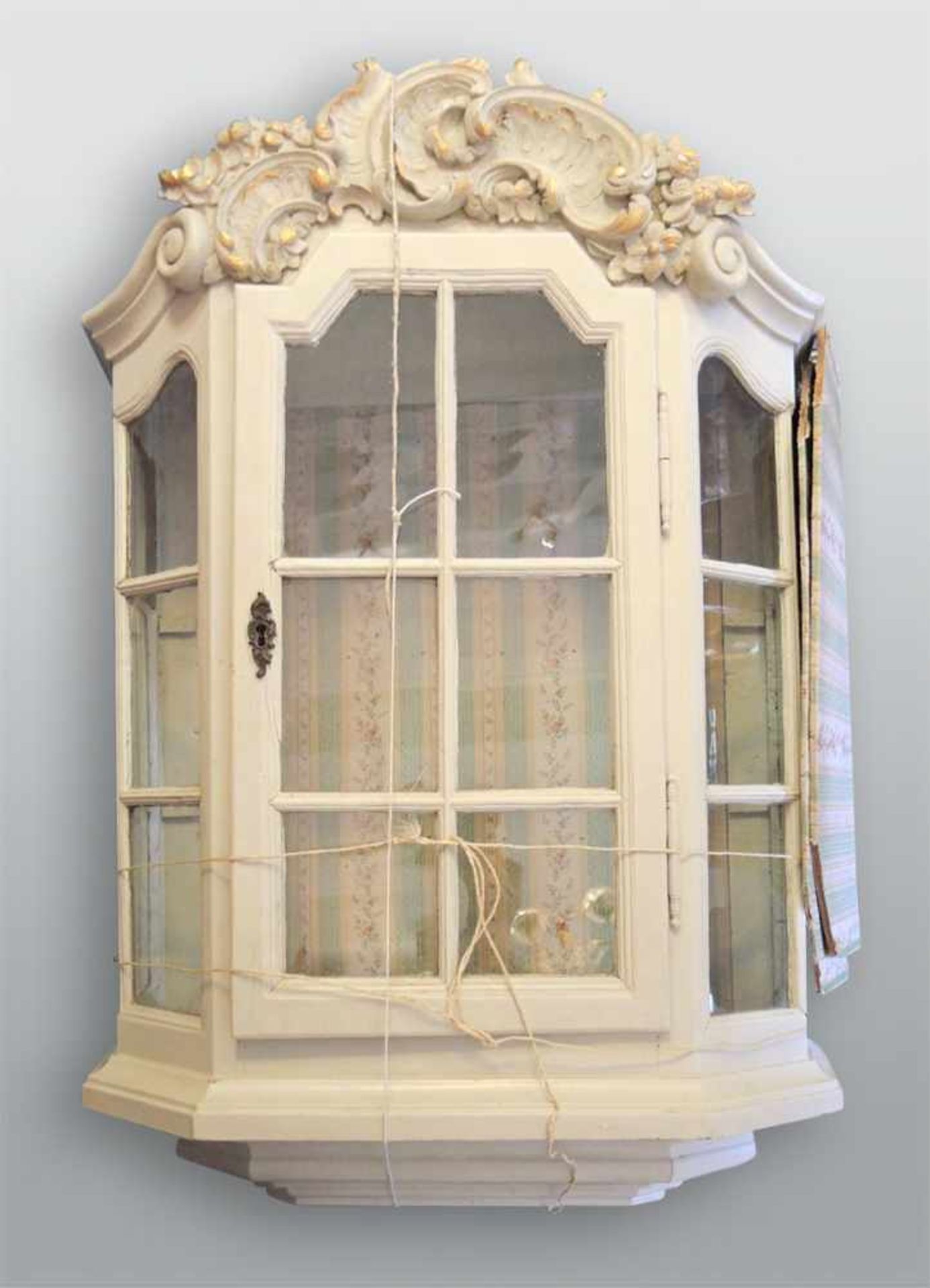 Barockes WandkästchenHolz mit weißer Kreidegrund-Fassung, verglast, Rückwand und Boden mit Stoff