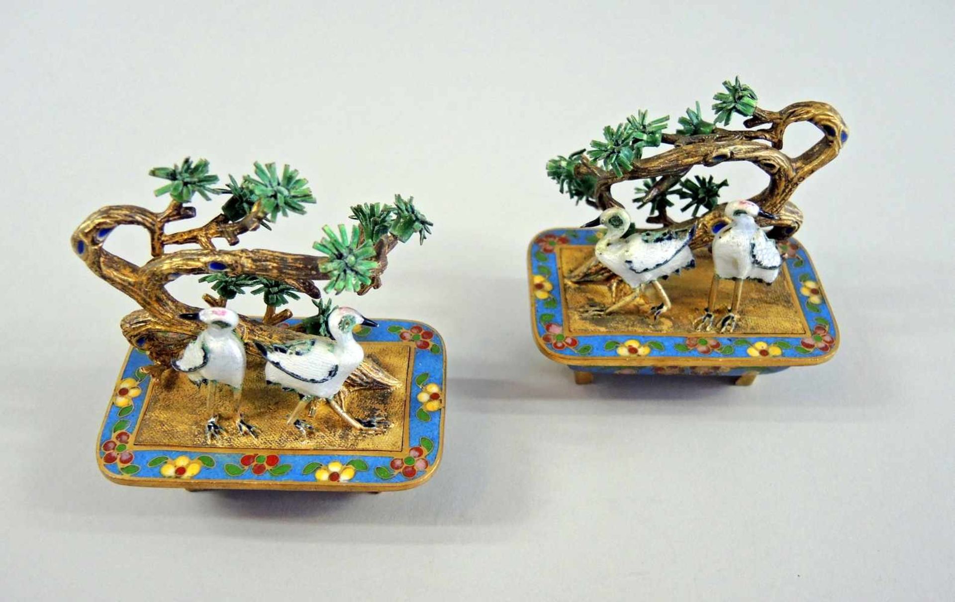 2 asiatische Zierobjekt-SchalenVögel und Baumwerk auf rechteckigem Sockel mit feiner Emaille- - Bild 2 aus 3