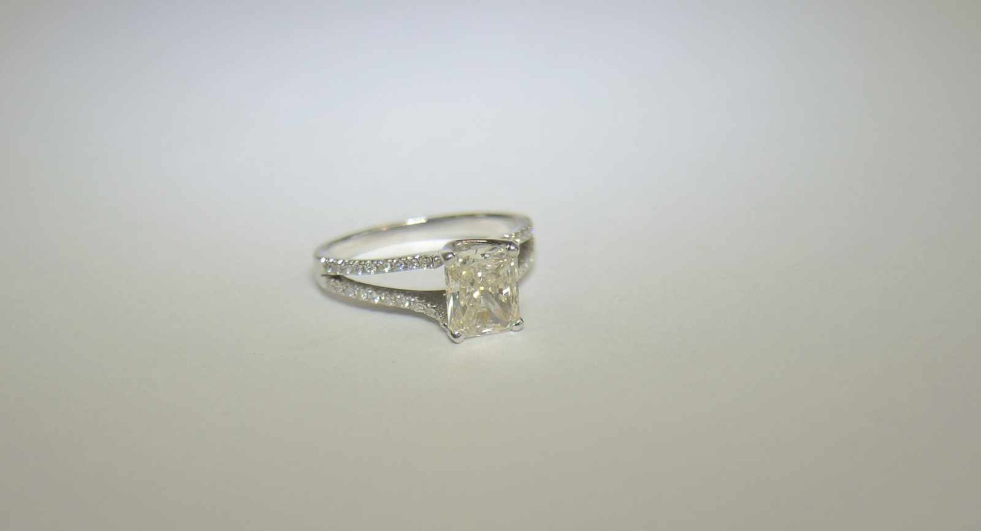 Diamant-Ring18 K. Weißgold. 1 Diamant im Radiant-Schliff von ca. 1,50 ct. Farbe: getöntes Weiß.