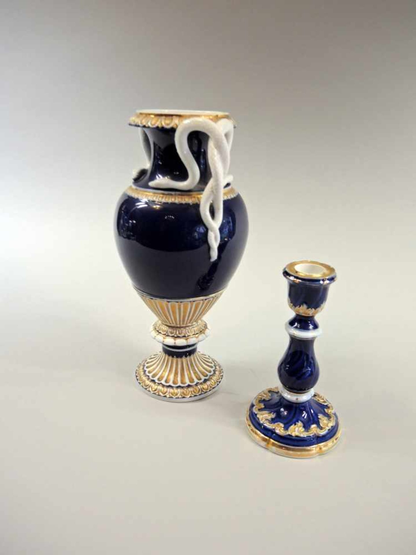 Meissen, Schlangenhenkel-Vase und KerzenhalterPorzellan, jeweils am Boden mit unterglasurblauer - Bild 2 aus 3