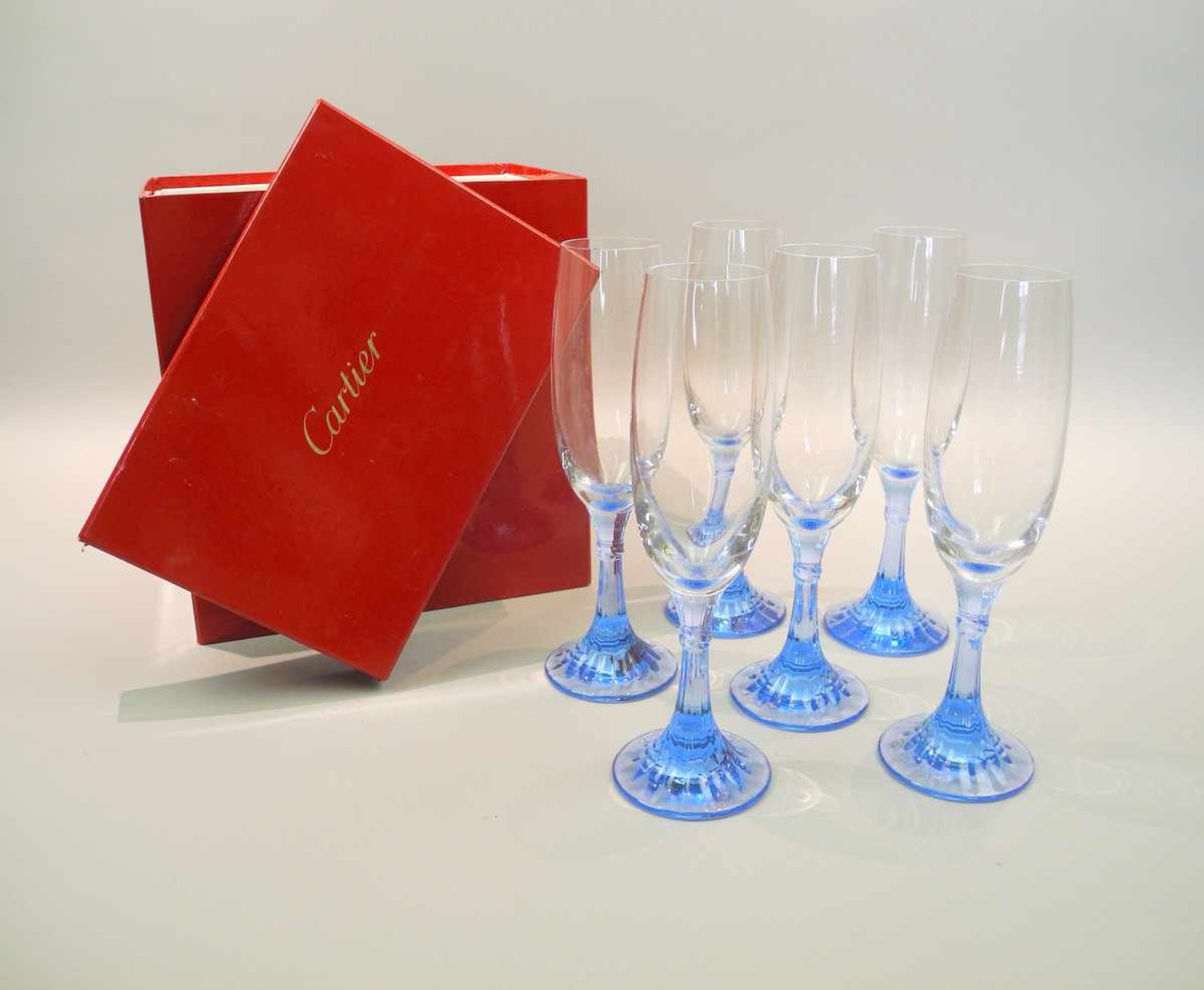 Cartier, 6 Champagnerflöten in OriginalboxGlas, im Verlauf hellblau gefärbt. Runder Fuß mit leicht