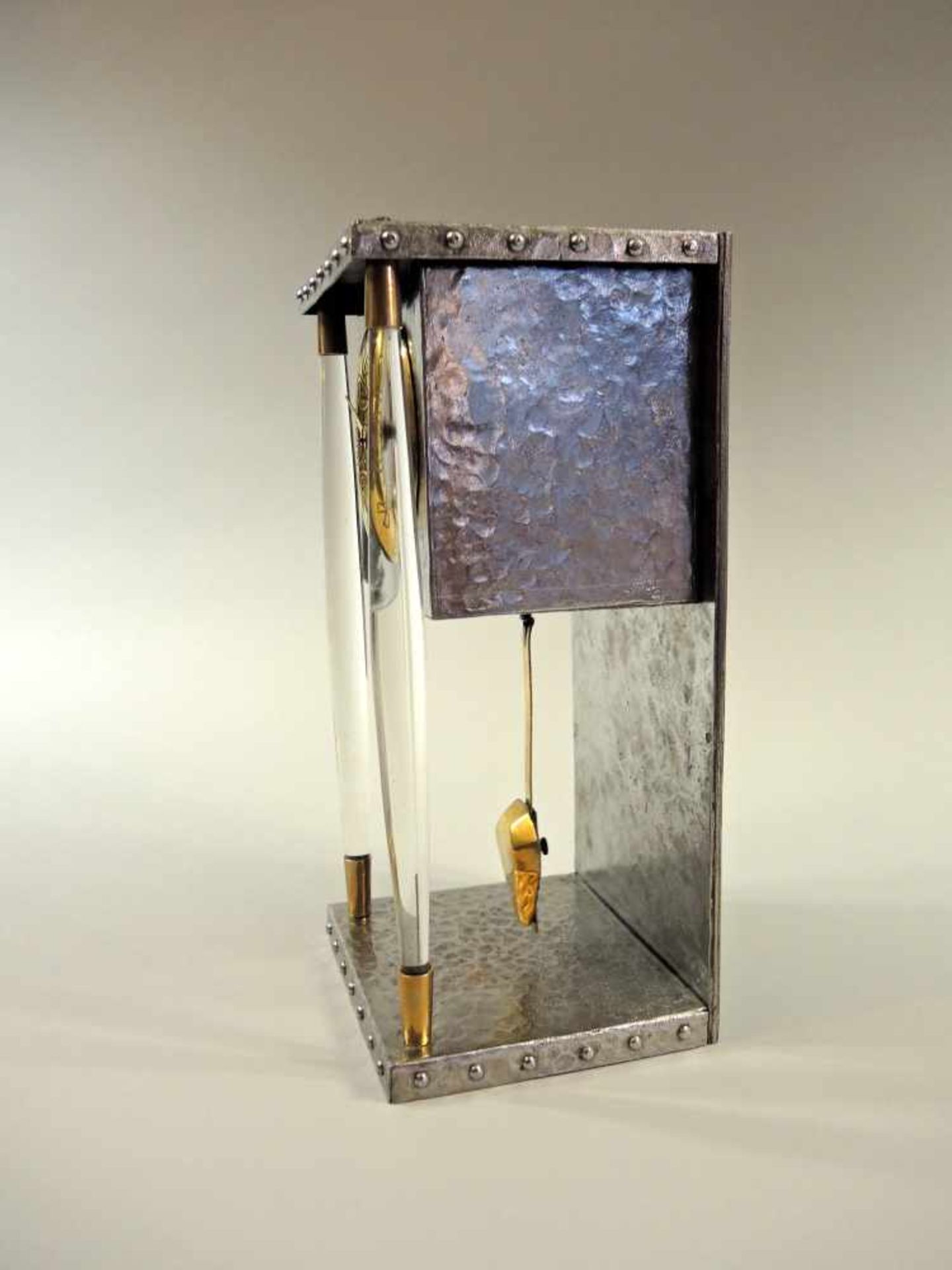 Hochwertige Art déco KommodenuhrGetriebenes Eisen, Kupfer, Bakelit. Uhrenkasten mit goldenem - Bild 2 aus 3