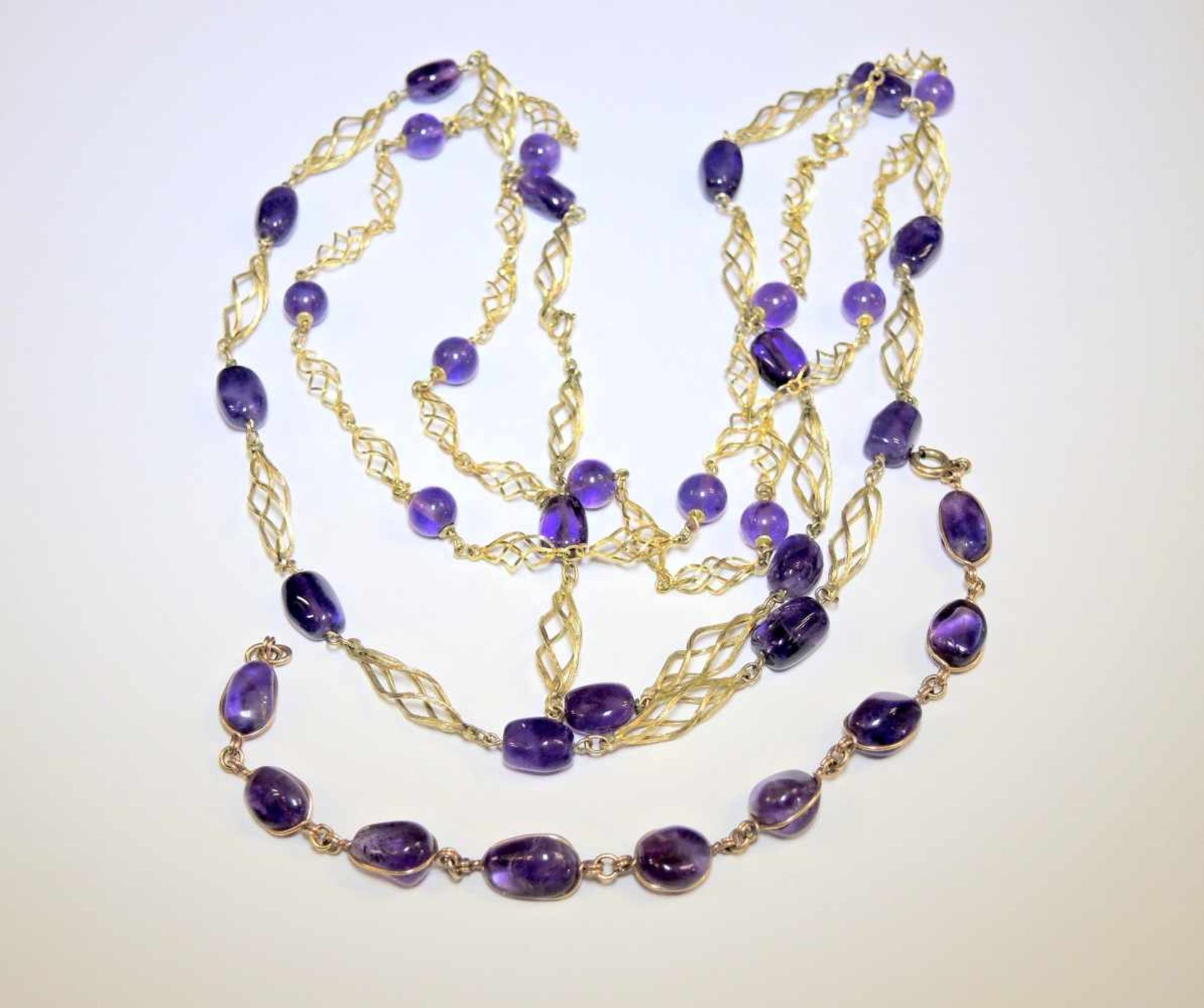 3 Ketten und 1 Armband mit Amethysten8 K. Gelbgold, mit Amethystbesatz. L ca. 50 cm, Gewicht total