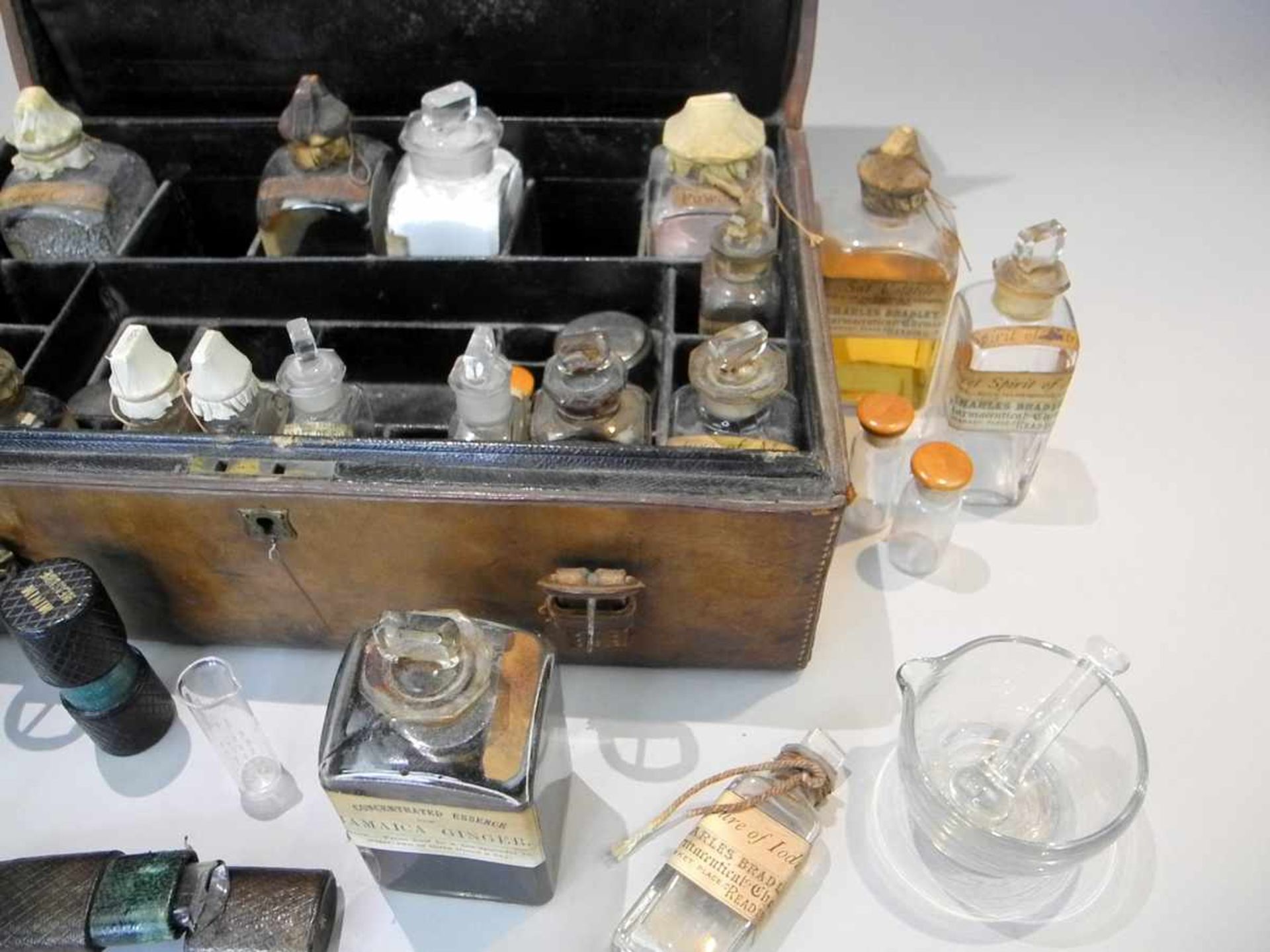 Englische Reise-ApothekeVerschiedene Behälter aus Glas, Keramik. Seltene Reise-Apotheke der - Bild 3 aus 4