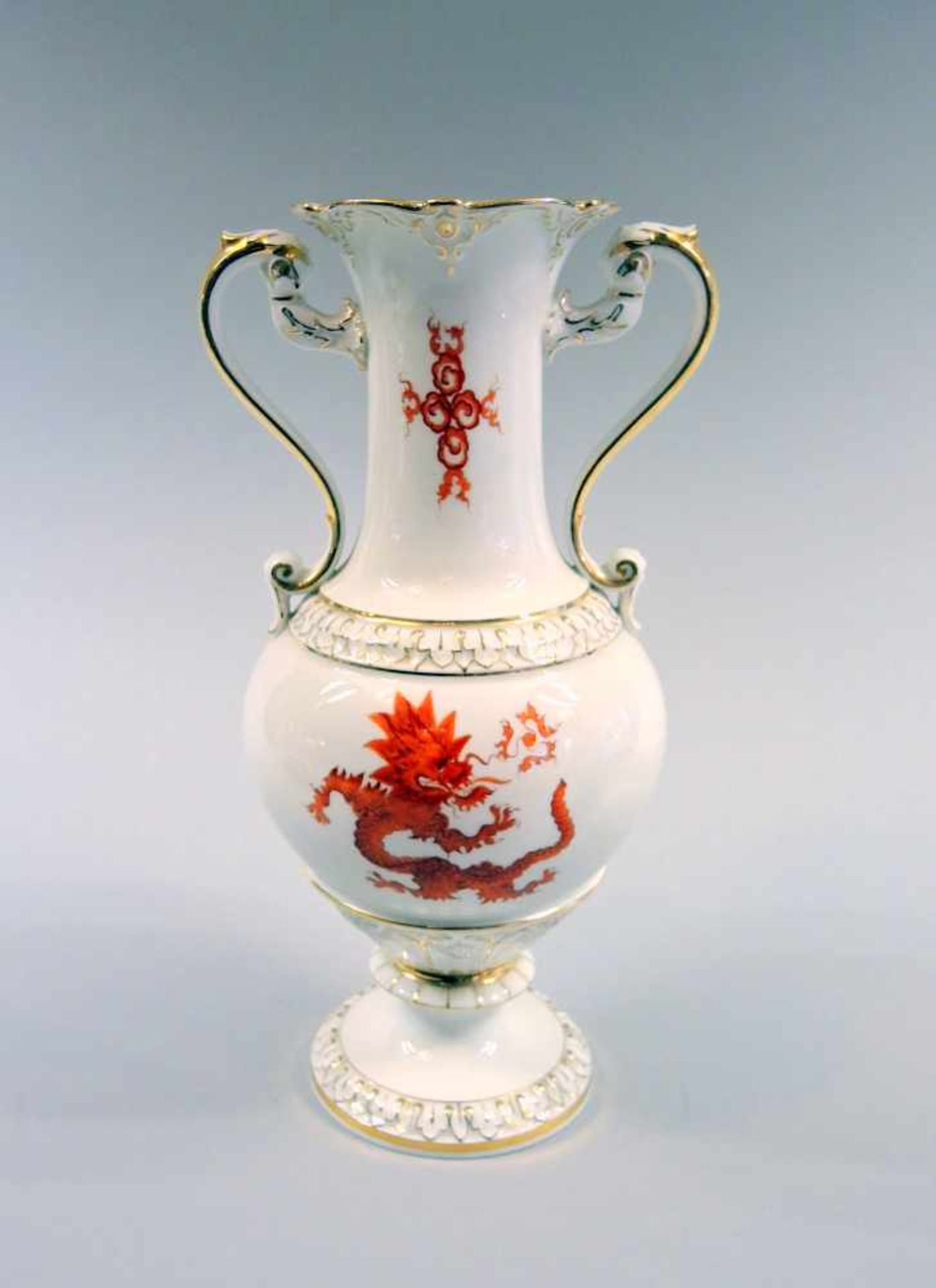 Meissen, HenkelvasePorzellan, am Boden mit unterglasurblauer Schwertermarke gekennzeichnet. Vase mit