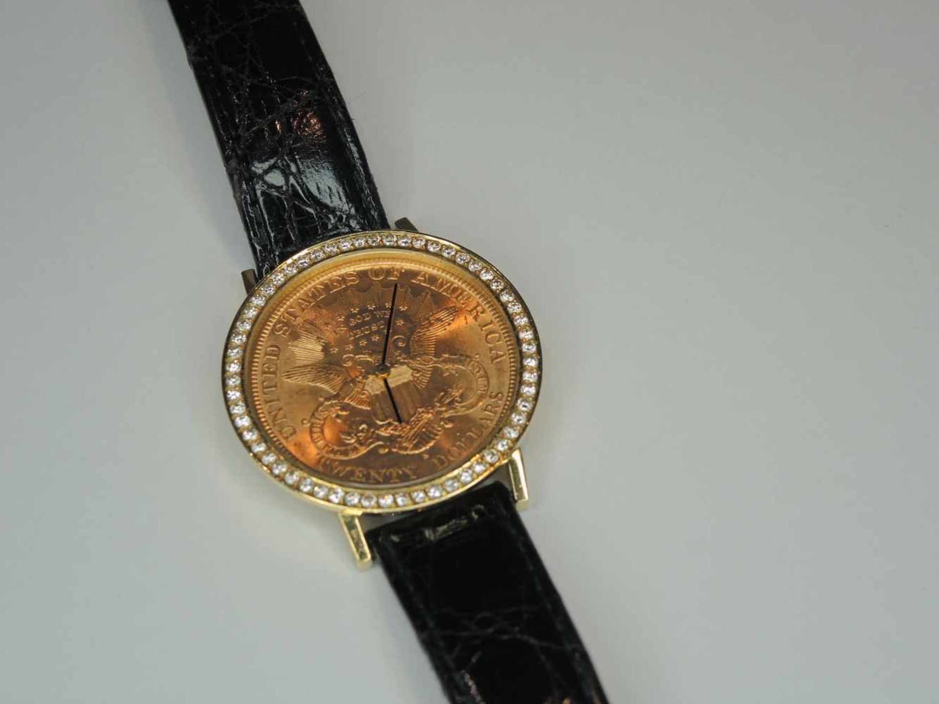 Herren-ArmbanduhrZifferngrund aus 20 Dollar-Münze, besetzt mit 1 Diamant von ca. 3 ct., Quartz. Ø