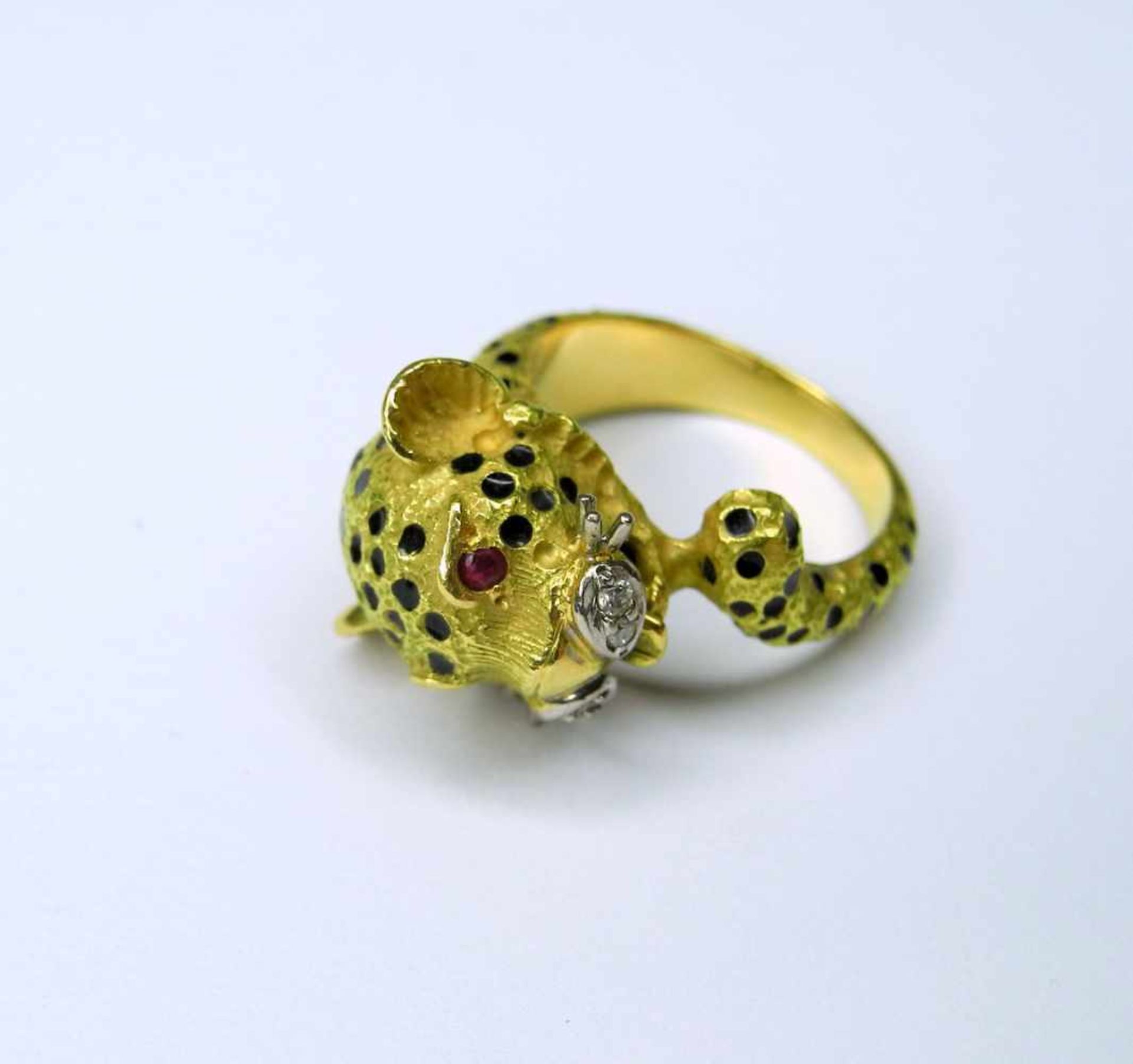 Kleiner Leoparden-Ring mit Rubinaugen18 K. Gelbgold. Mit Rubin- und Diamantbesatz. Emaillierte - Bild 2 aus 2