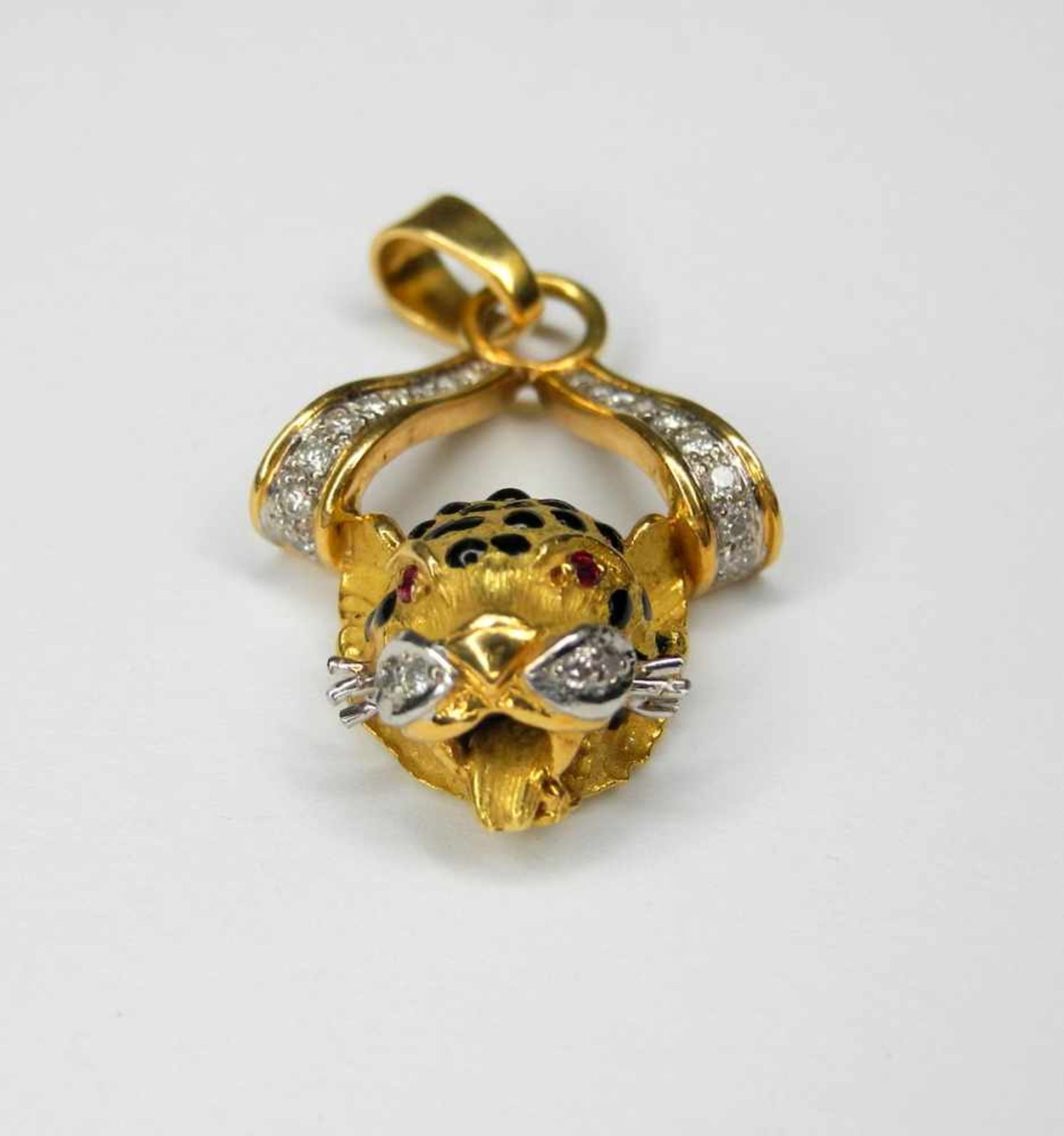 Leoparden-Anhänger mit diamantbesetzter Schlaufe18 K. Gelbgold. Mit Diamantbesatz, Rubin-Augen und