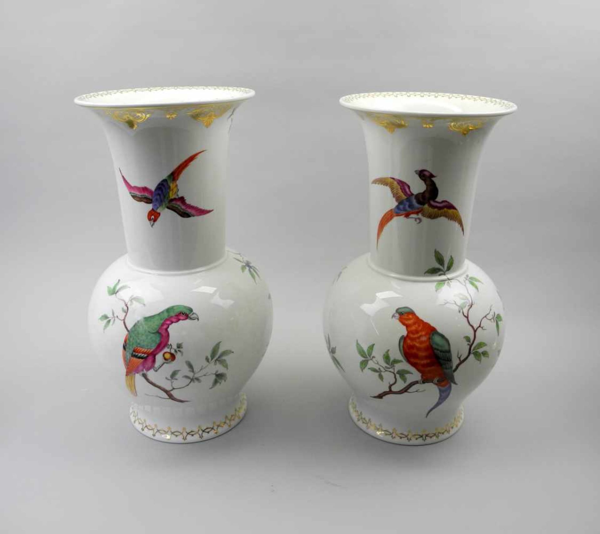 Nymphenburg, Paar hochwertige VasenPorzellan, am Boden mit aufglasurgrüner Manufakturmarke
