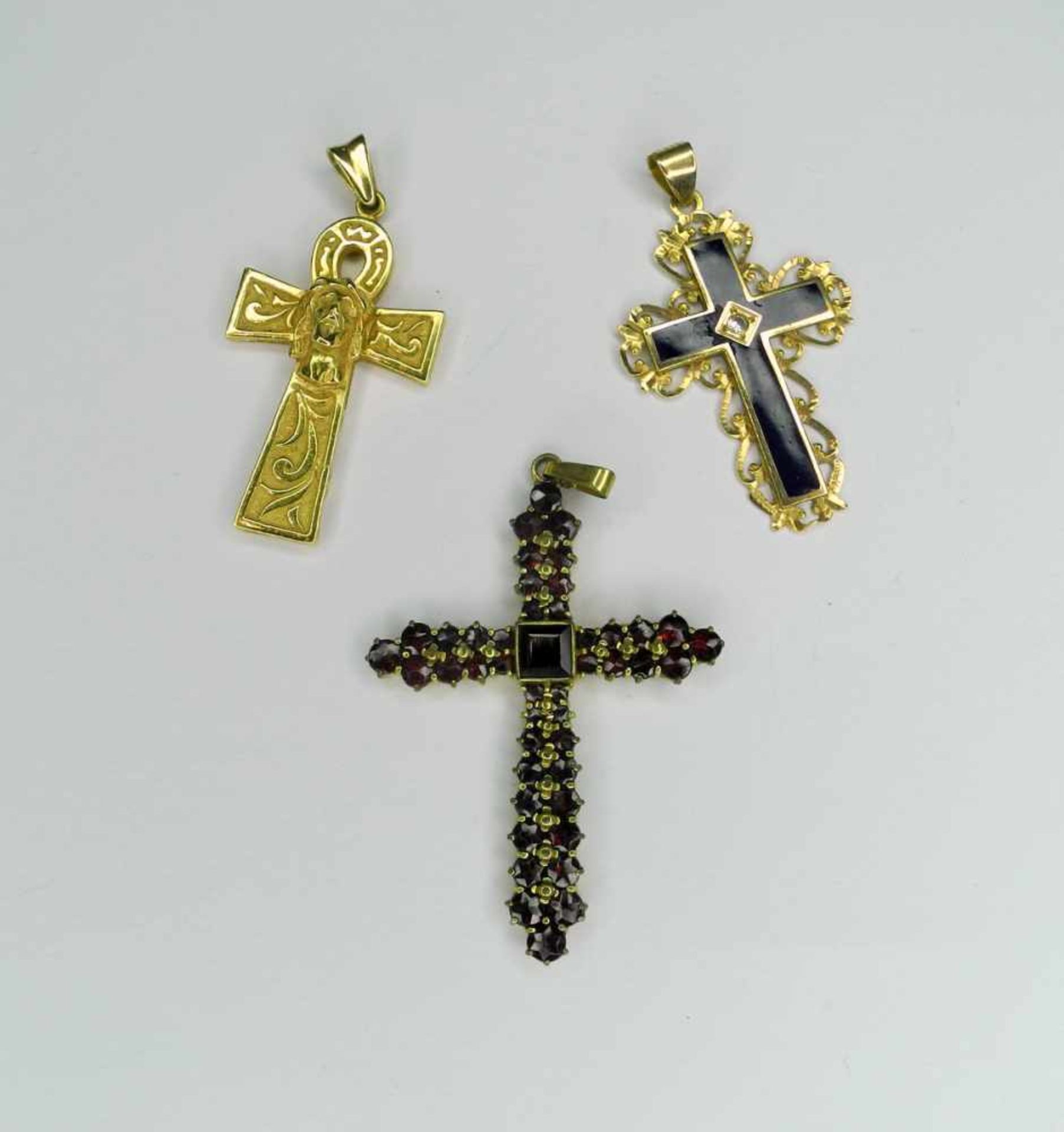 Konvolut von Kreuz-Anhängern1 griechisches Kreuz: 18 K. Gelbgold. Mit Christuskopfdarstellung. H x B