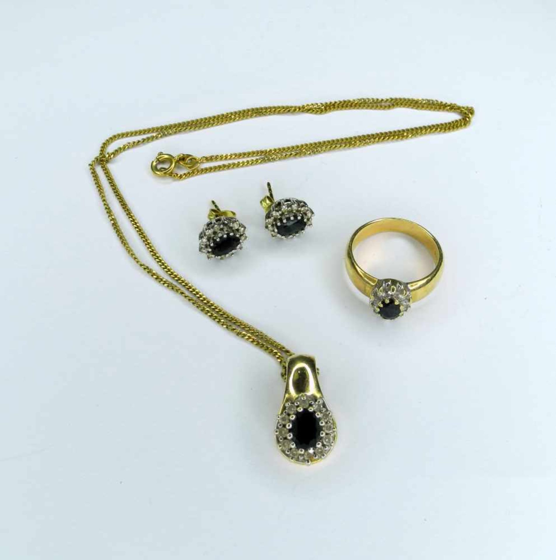 4-teiliges Schmuckset14 K. Gelbgold. Mit Saphir- (ca. 1,8 ct.) und Diamantbesatz (ca. 0,6 ct.) Set