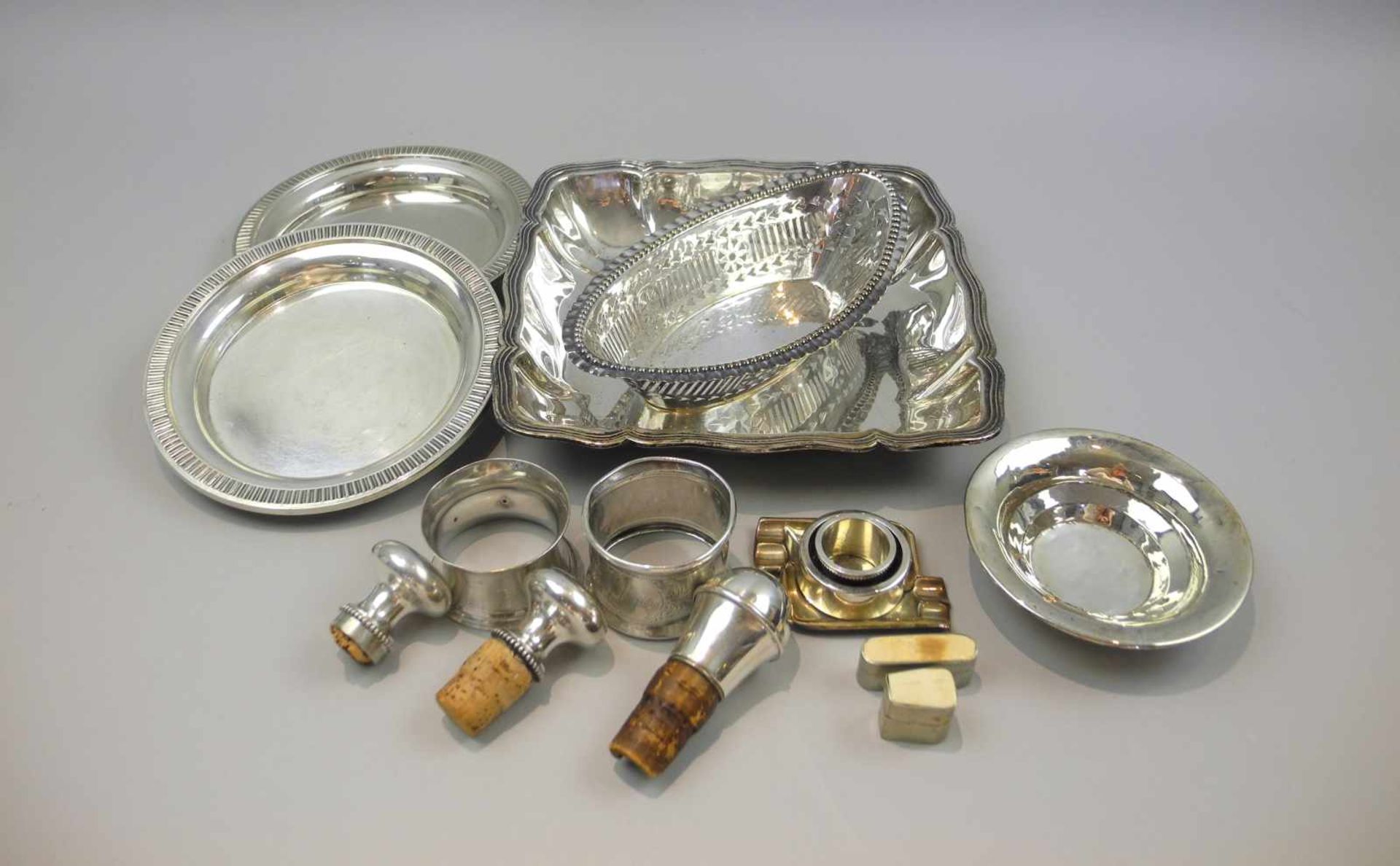 Konvolut von Silber-KleinteilenEine Schale Silber plated/Silber 800/Silber 835, jeweils entsprechend