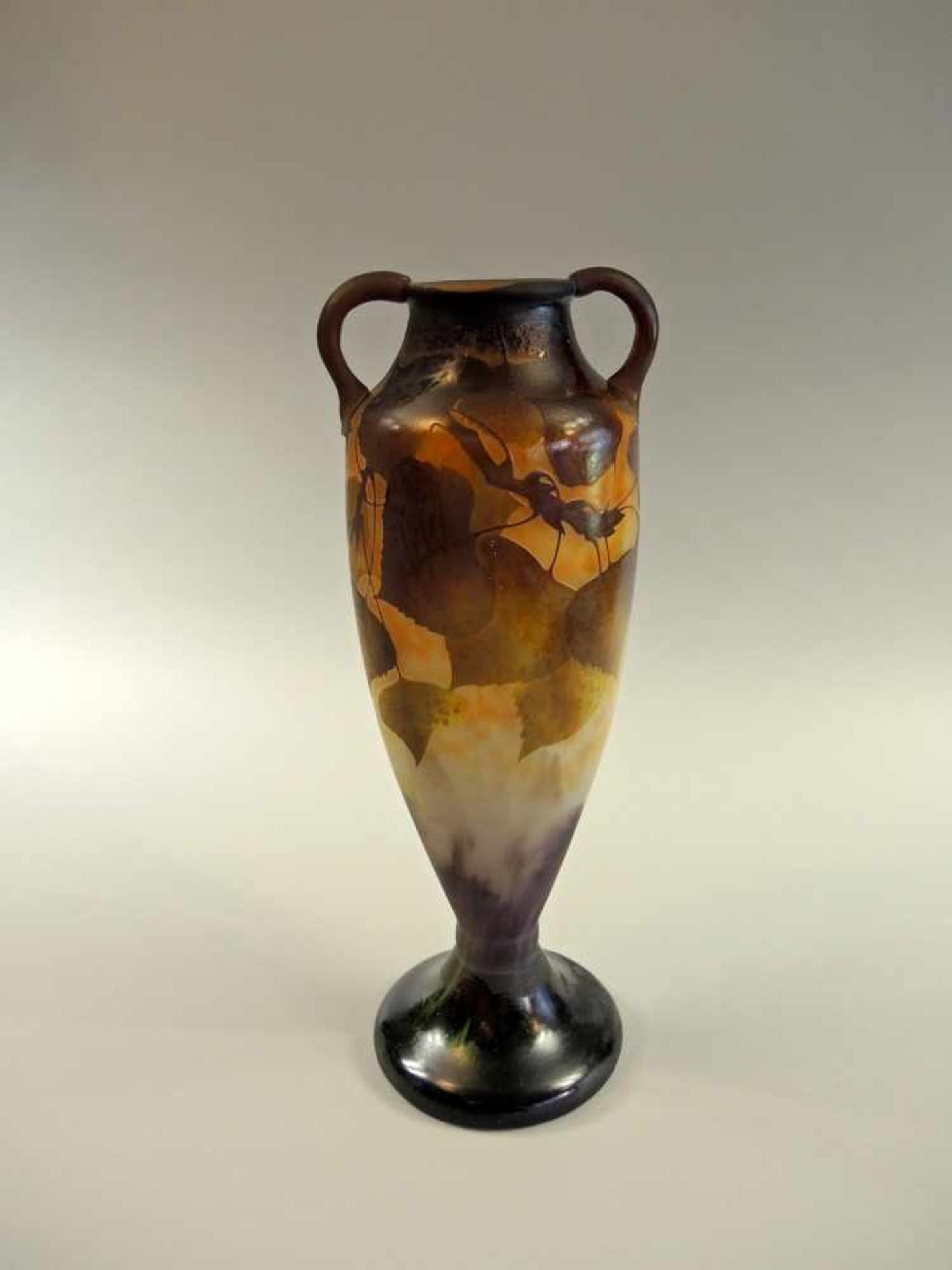 Daum Nancy, Jugendstil-VaseMattiertes Klarglas mit Pulvereinschmelzungen. Polychrom im Verlauf - Bild 2 aus 3