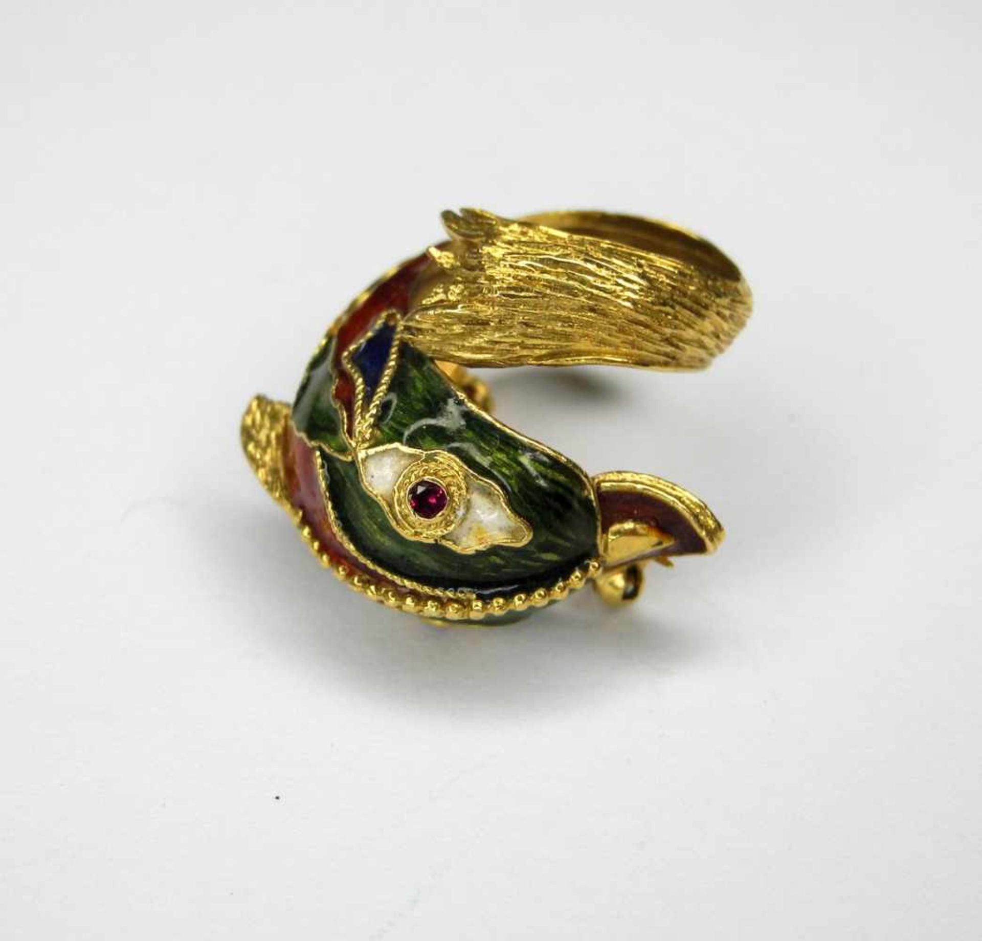 Ausgefallene Delfin-Brosche mit Emaille18 K. Gelbgold. Mit Rubinaugen, fein emailliert. In guter