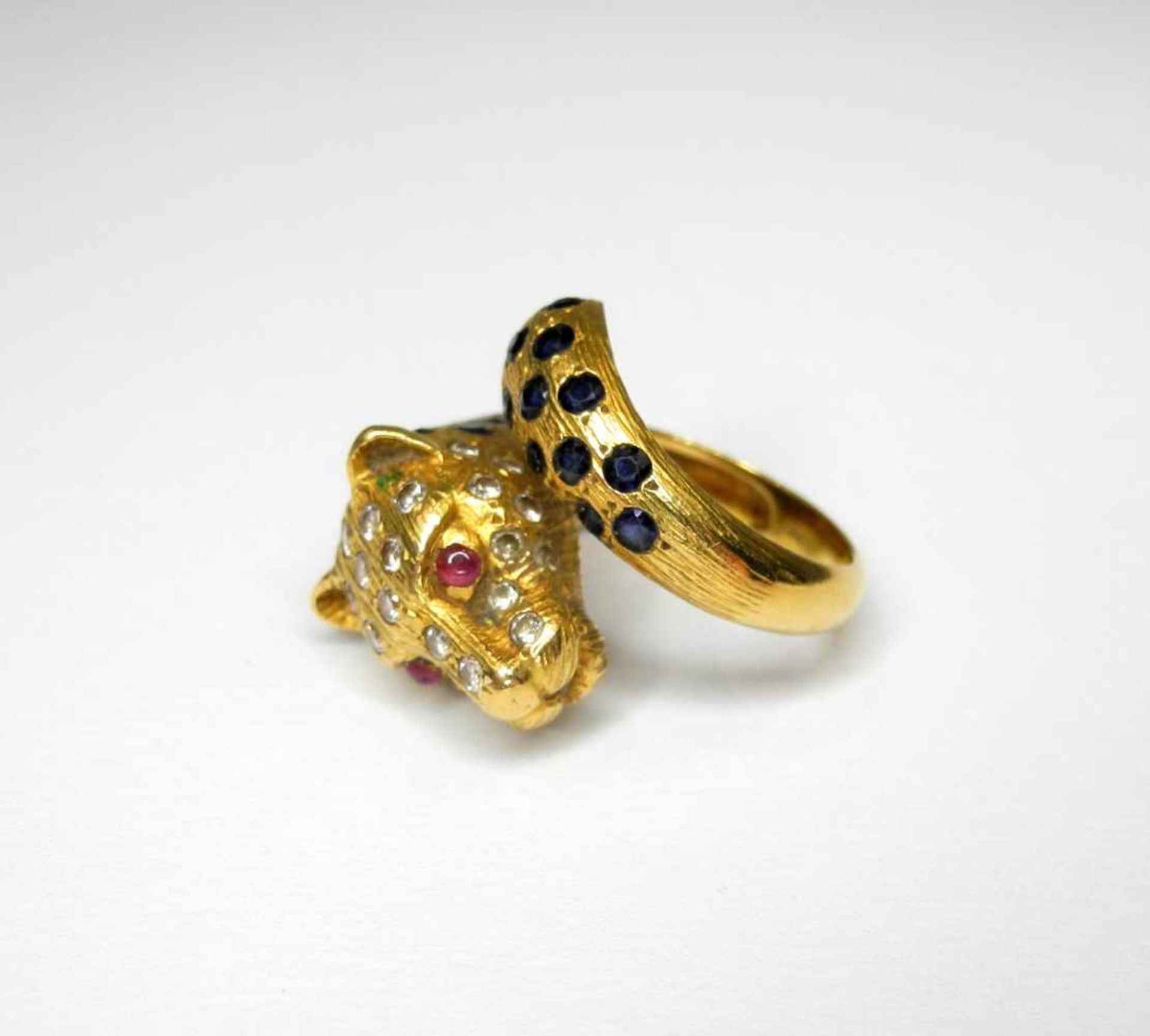 Massiver Leoparden-Ring mit Rubinaugen18 K. Gelbgold. Mit Saphir-, Rubin- und Diamantbesatz.