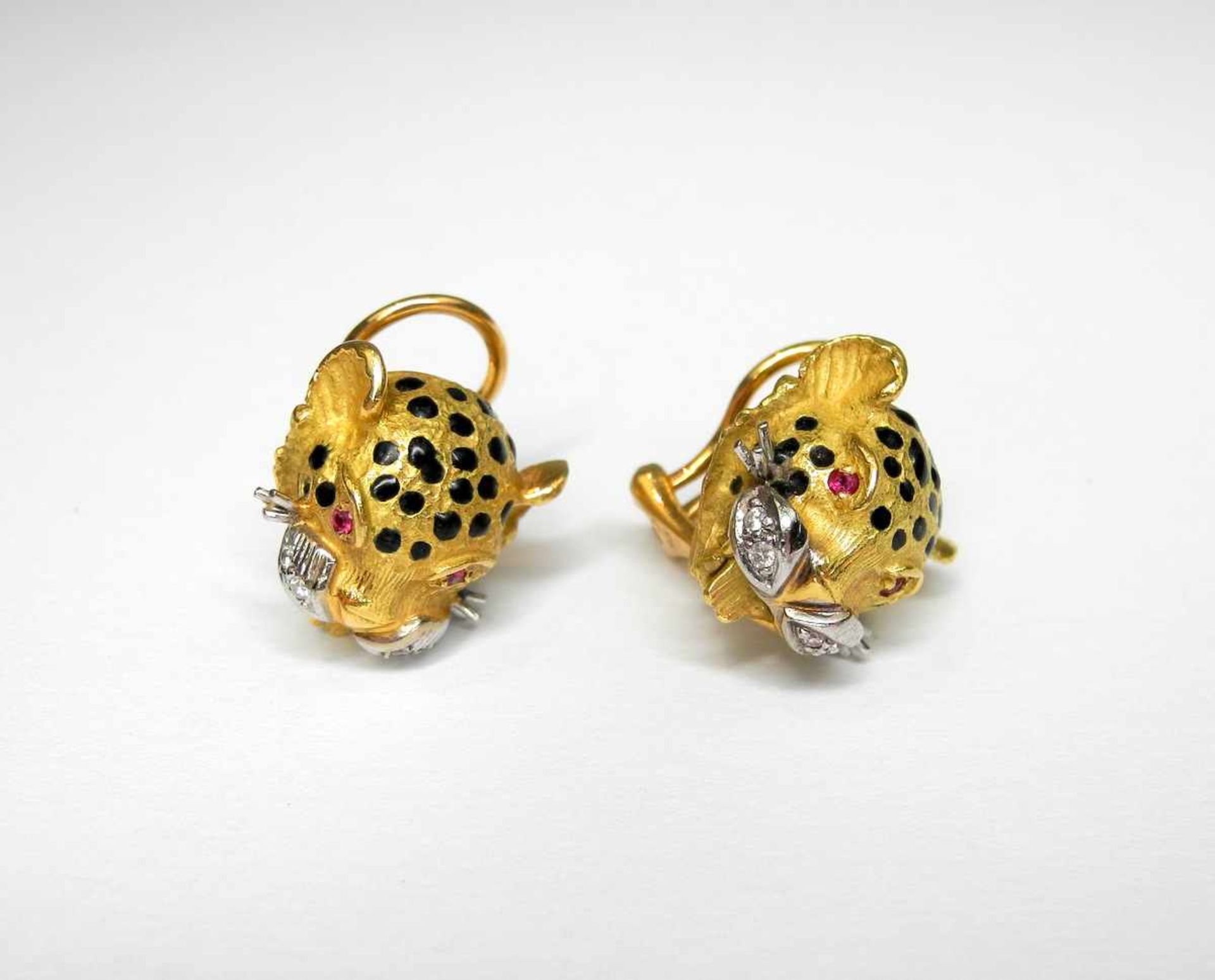 Paar Leoparden-Ohrclips18 K. Gelbgold. Mit Diamantbesatz und Rubin-Augen. Leopardenflecken